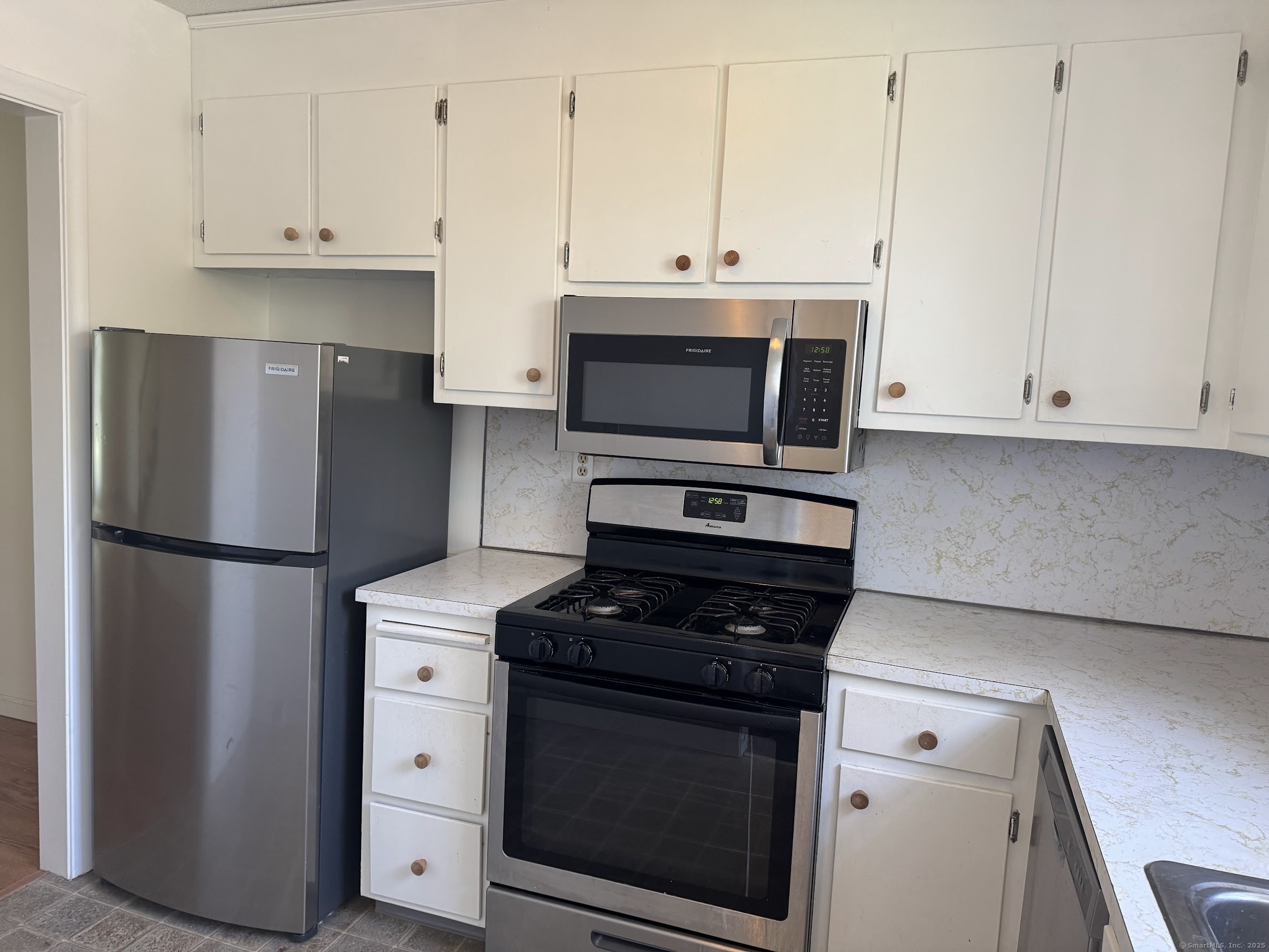 345 Hampton Court #345, Newington, Connecticut image 3