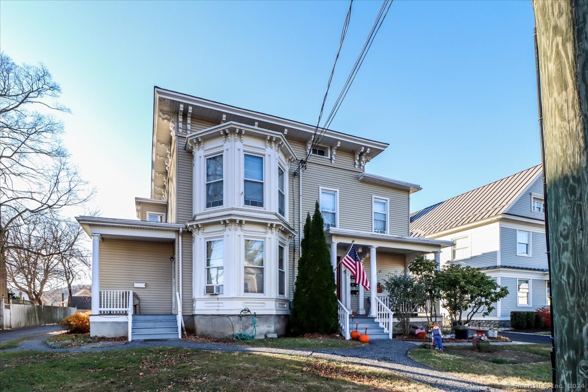 10 S Main Street, New Milford, Connecticut - 2 Bedrooms  
1 Bathrooms  
4 Rooms - 