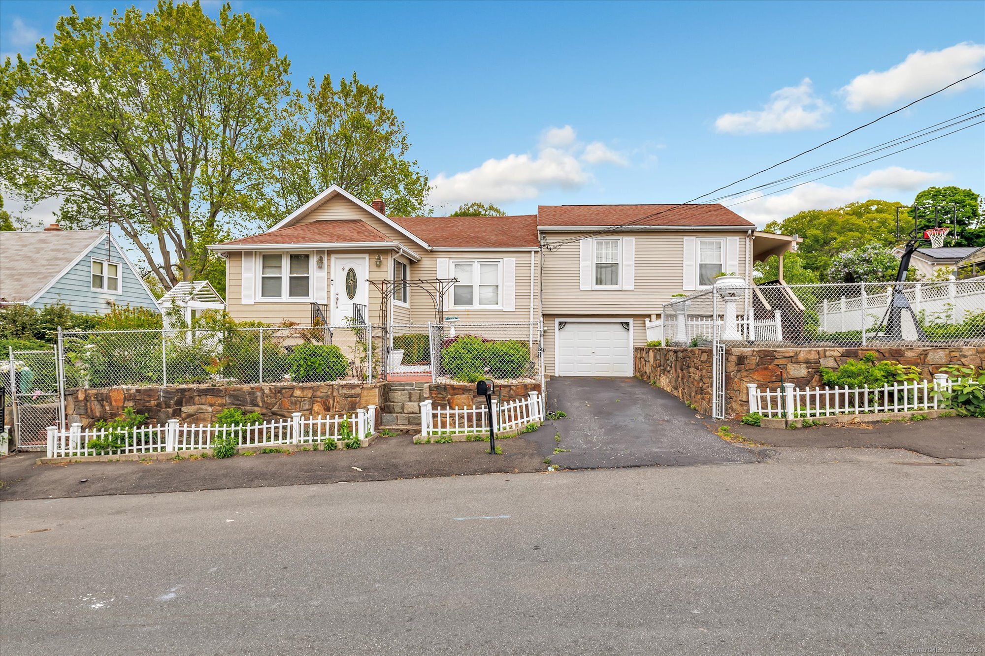 View Bridgeport, CT 06606 house