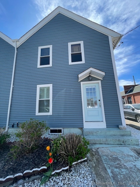 Bradley Street, Stonington, Connecticut - 2 Bedrooms  
1 Bathrooms  
6 Rooms - 