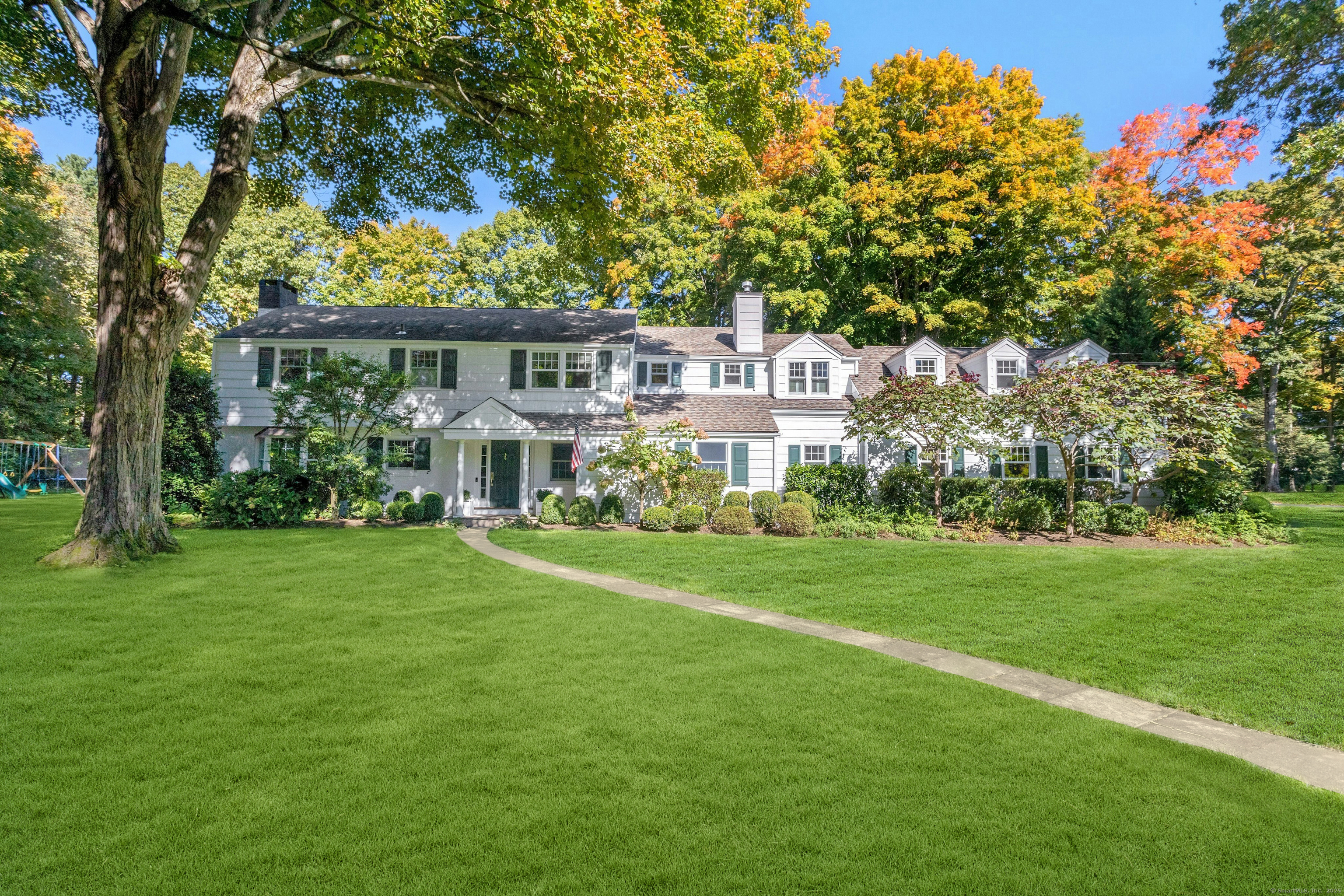 Linda Lane, Darien, Connecticut - 4 Bedrooms  
4 Bathrooms  
10 Rooms - 