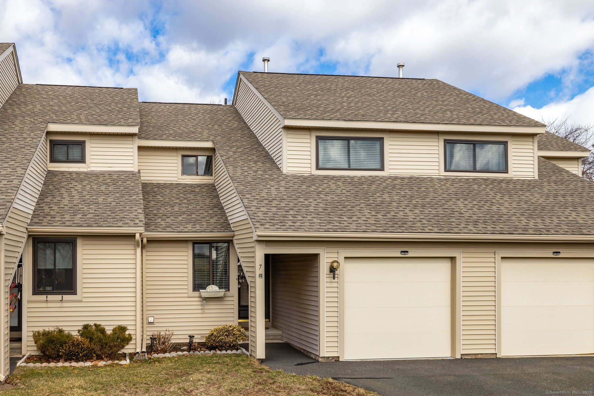 Highcrest Drive 7, Rocky Hill, Connecticut - 2 Bedrooms  
2 Bathrooms  
5 Rooms - 