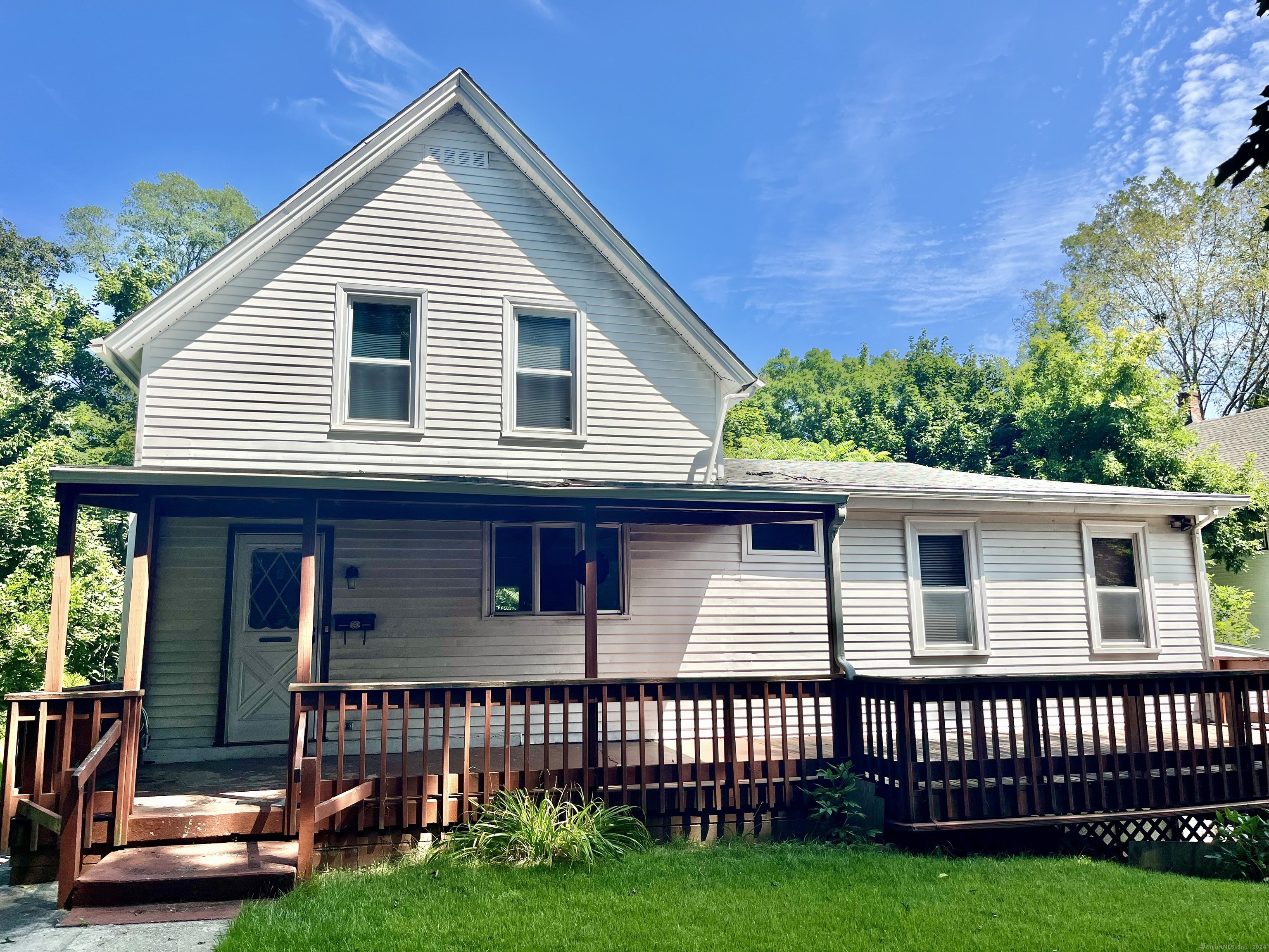 Hickory Street, Norwich, Connecticut - 4 Bedrooms  
2 Bathrooms  
8 Rooms - 