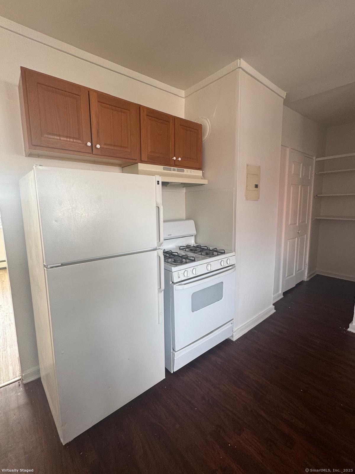 Rental Property at Noble Avenue 3, Bridgeport, Connecticut - Bedrooms: 2 
Bathrooms: 1 
Rooms: 5  - $2,050 MO.