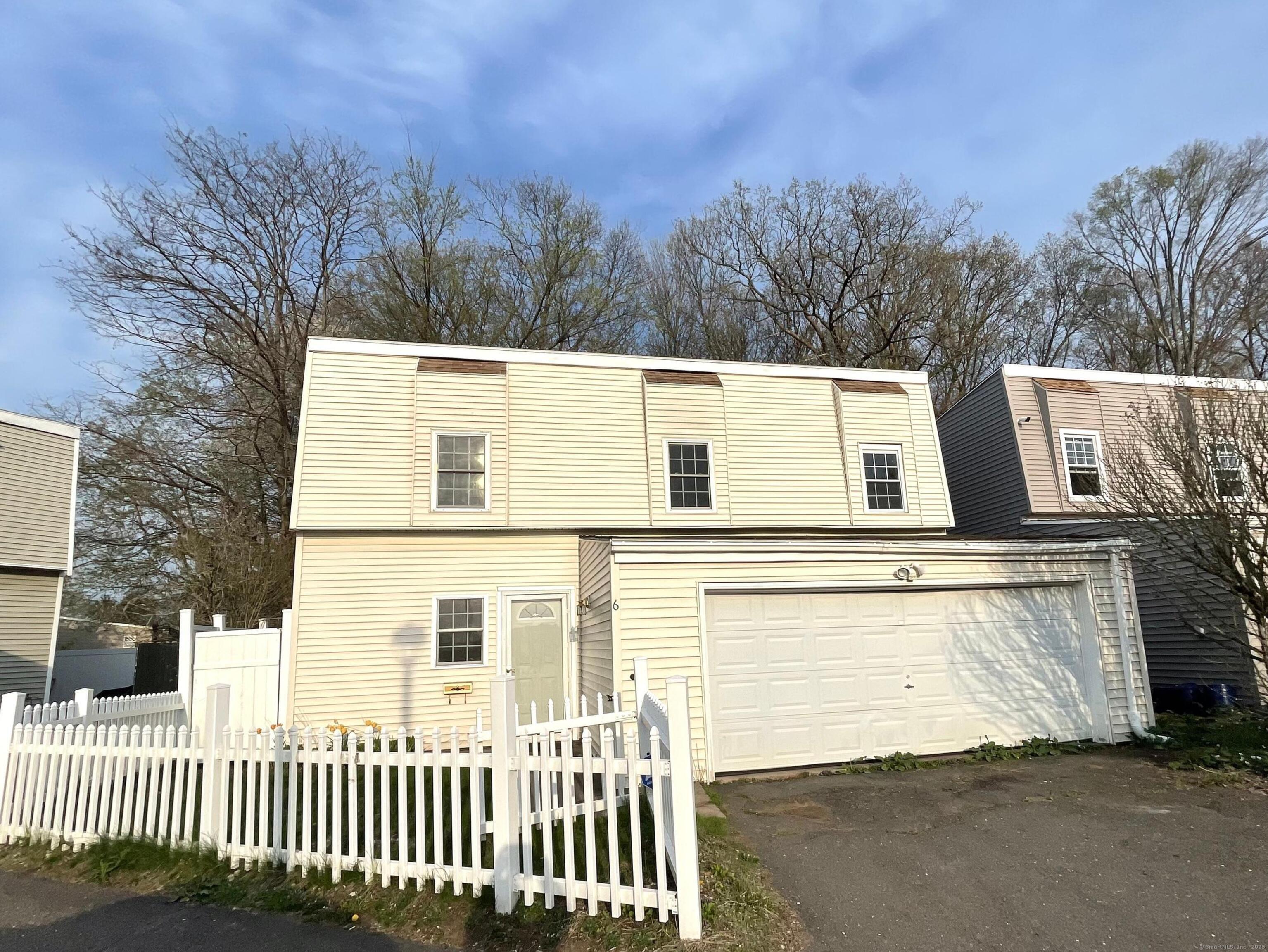 Stirling Court, Middletown, Connecticut - 3 Bedrooms  
1 Bathrooms  
5 Rooms - 