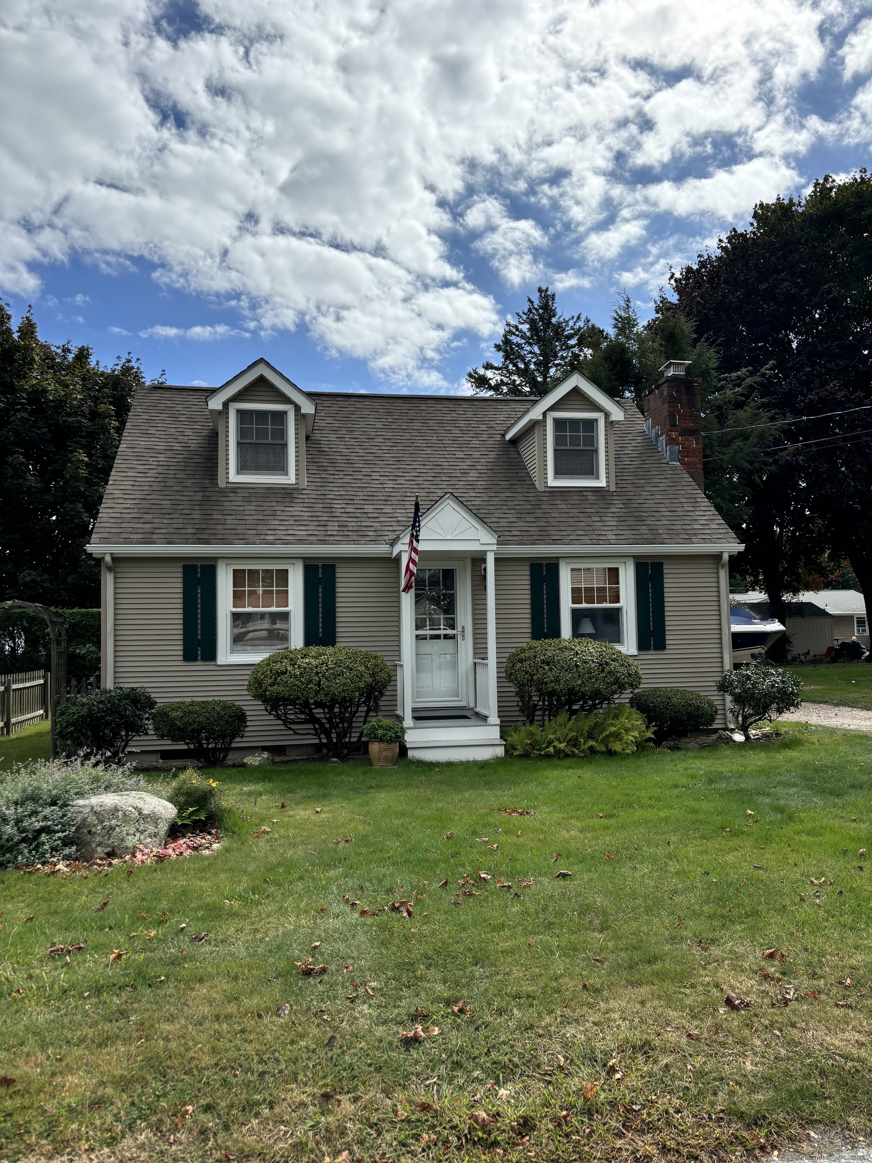 Sea Breeze Avenue, East Lyme, Connecticut - 4 Bedrooms  
2 Bathrooms  
6 Rooms - 