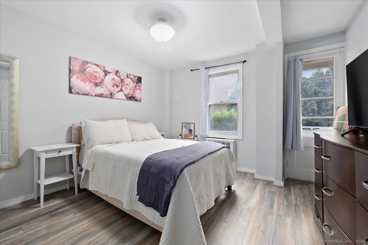 Summer Street 1H, Stamford, Connecticut - 1 Bedrooms  
1 Bathrooms  
3 Rooms - 