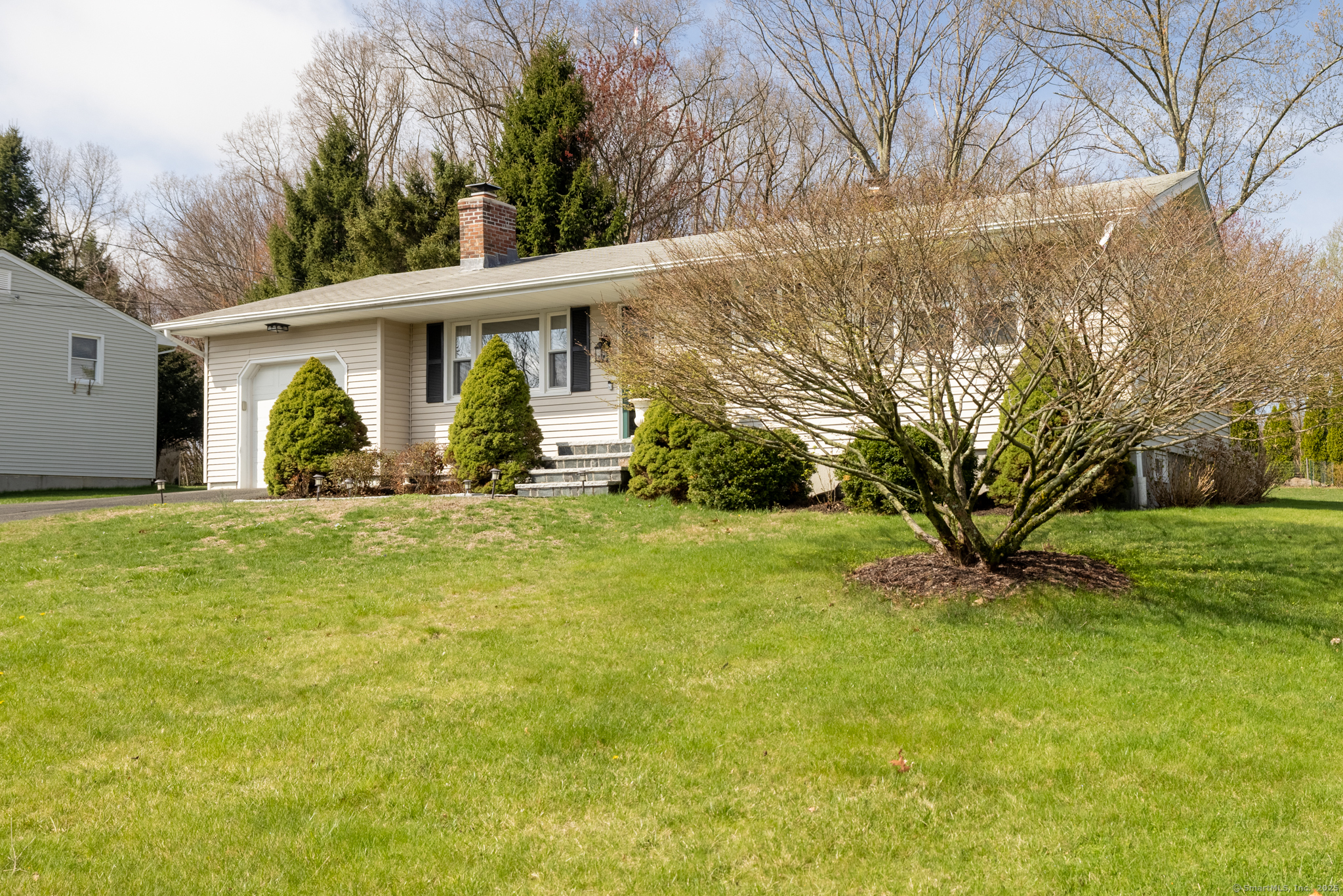 Crest Street, Waterbury, Connecticut - 2 Bedrooms  
1 Bathrooms  
5 Rooms - 