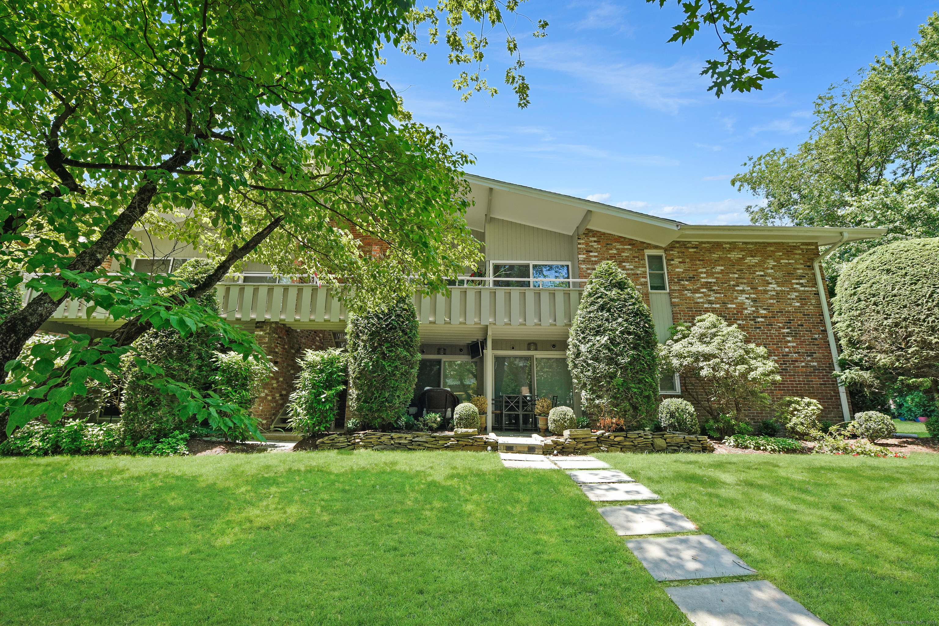 Southport Woods Drive 59, Fairfield, Connecticut - 2 Bedrooms  
2 Bathrooms  
5 Rooms - 