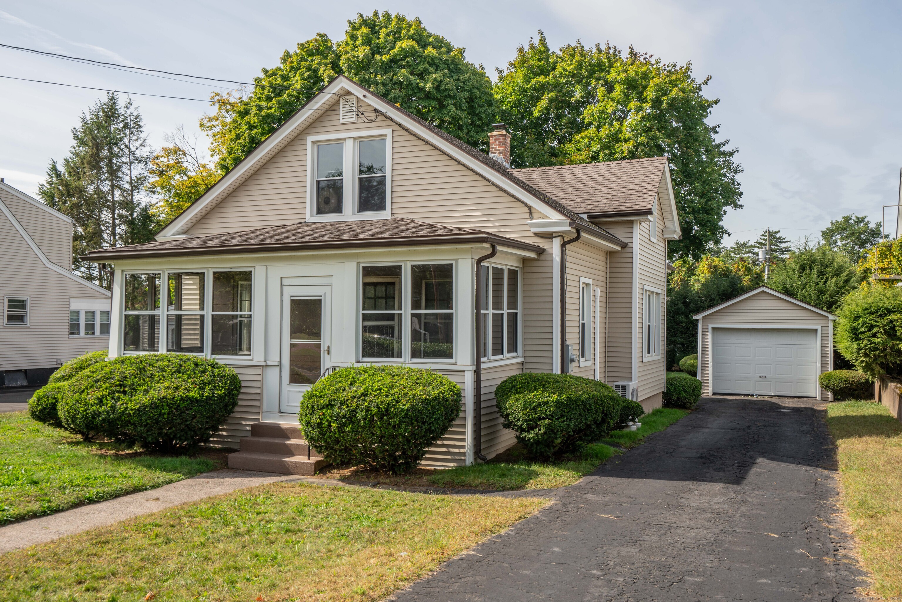 289 High Street, East Hartford, Connecticut - 3 Bedrooms  
2 Bathrooms  
6 Rooms - 