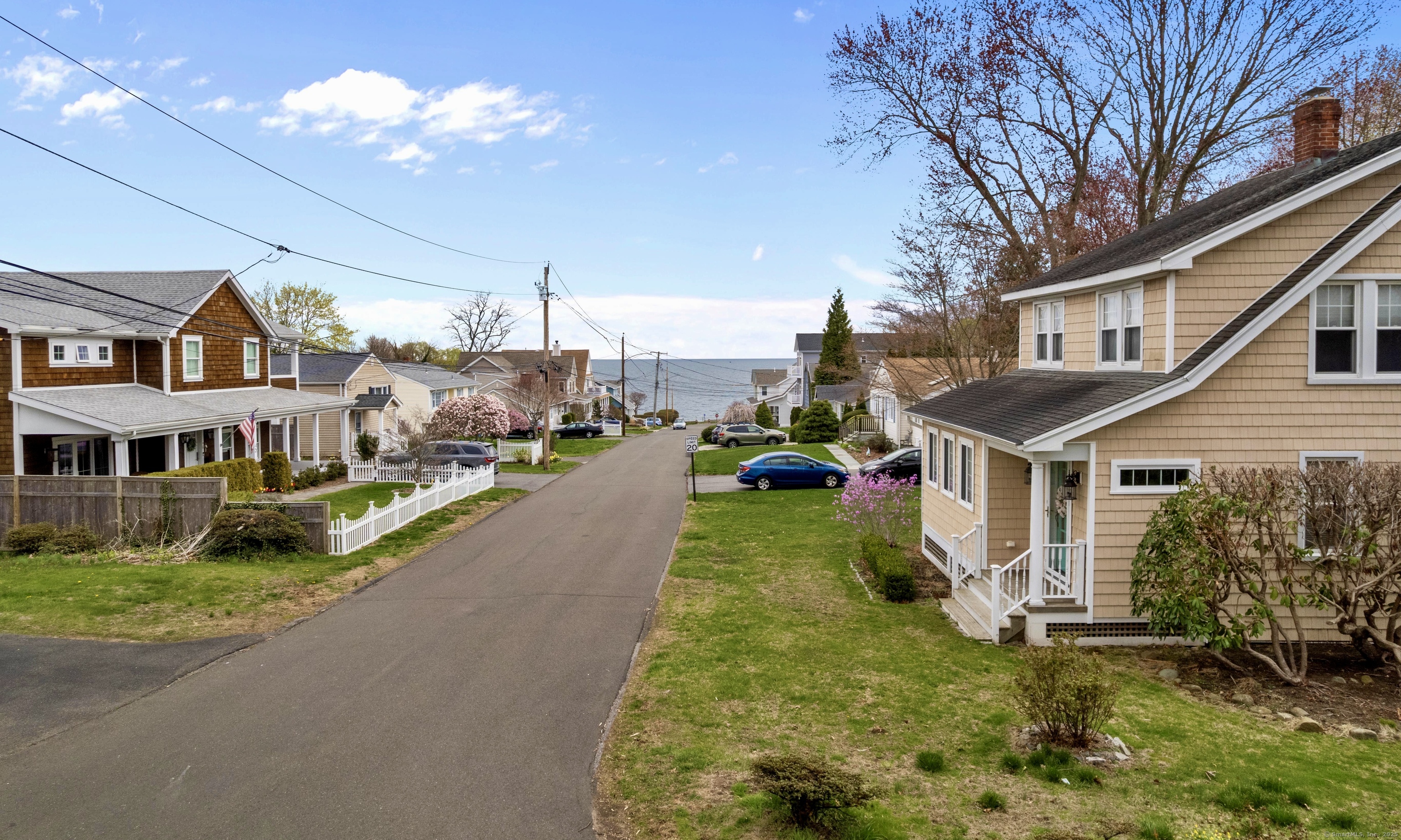 Norwood Avenue, Milford, Connecticut - 3 Bedrooms  
2 Bathrooms  
7 Rooms - 