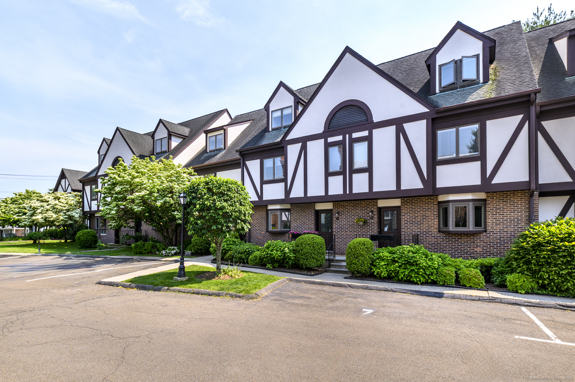 Property for Sale at Glenbrook Road 9, Stamford, Connecticut - Bedrooms: 2 
Bathrooms: 3 
Rooms: 5  - $650,000
