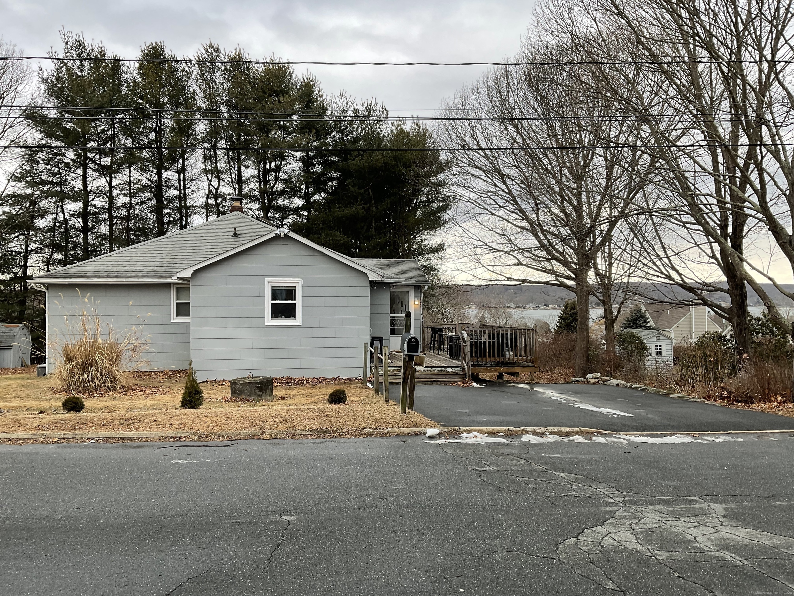 High Street, Waterford, Connecticut - 2 Bedrooms  
1 Bathrooms  
5 Rooms - 