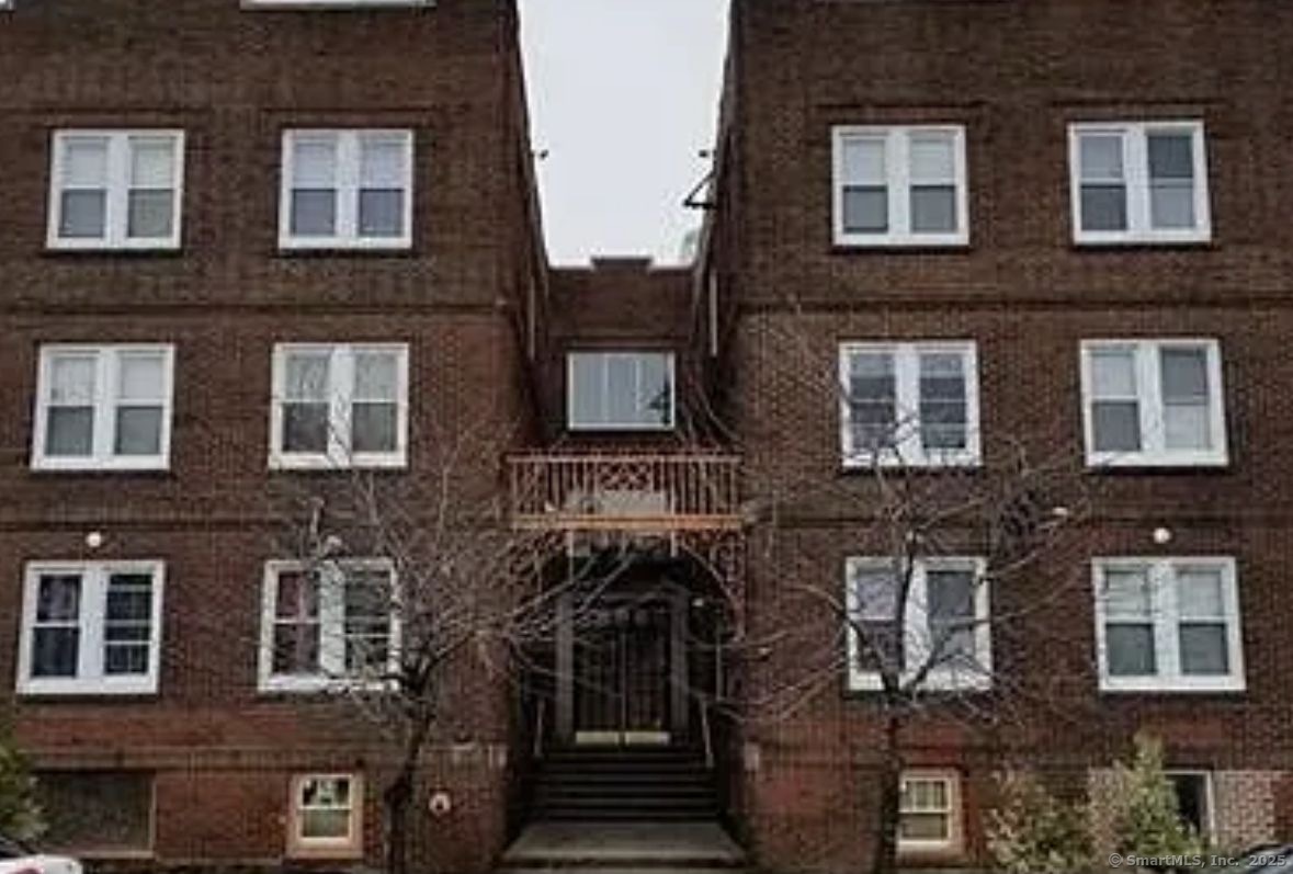 William Street 2F, Bridgeport, Connecticut - 2 Bedrooms  
1 Bathrooms  
5 Rooms - 