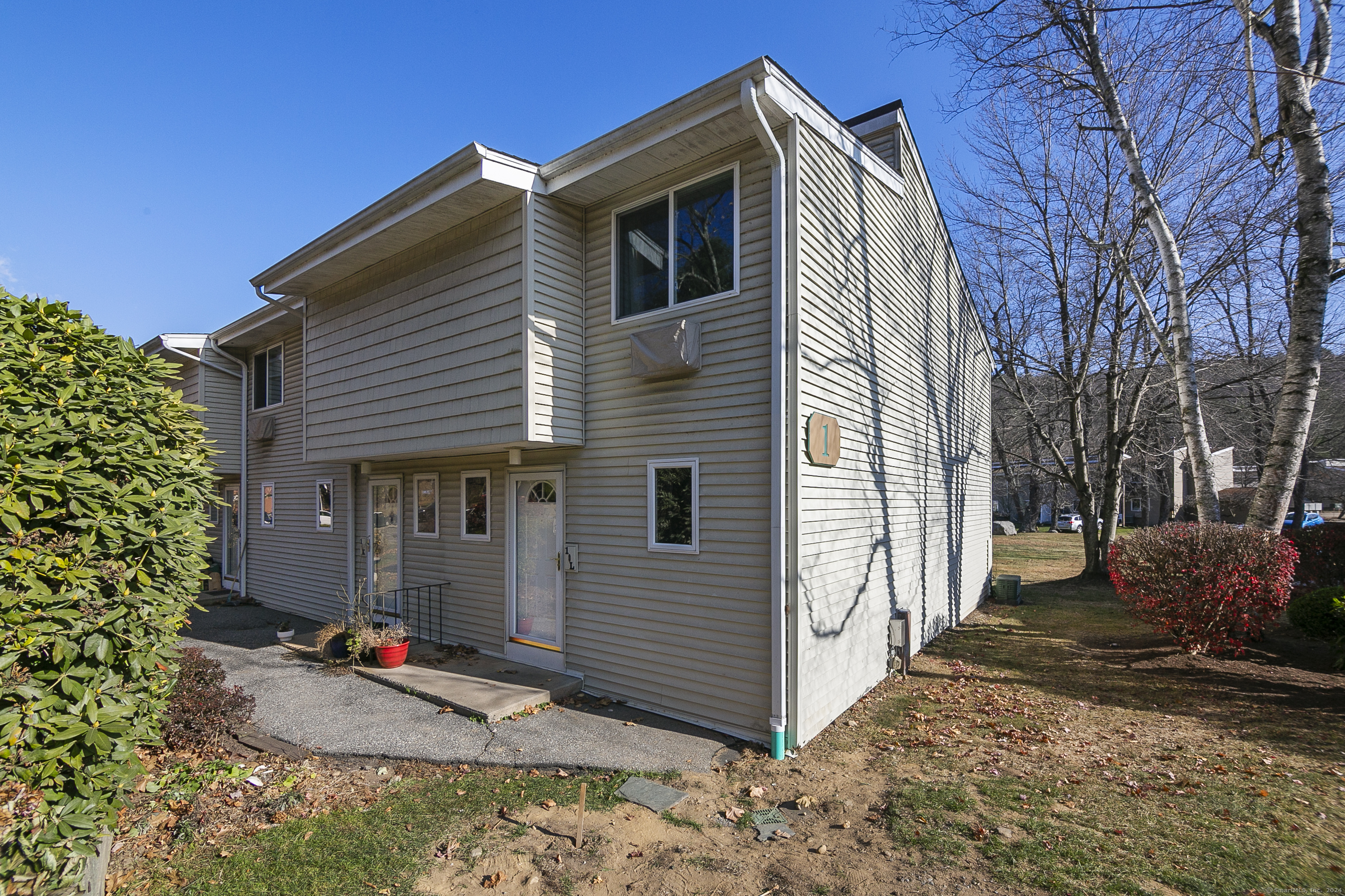 220 Main Street Apt 1L, New Hartford, Connecticut - 2 Bedrooms  
2 Bathrooms  
4 Rooms - 