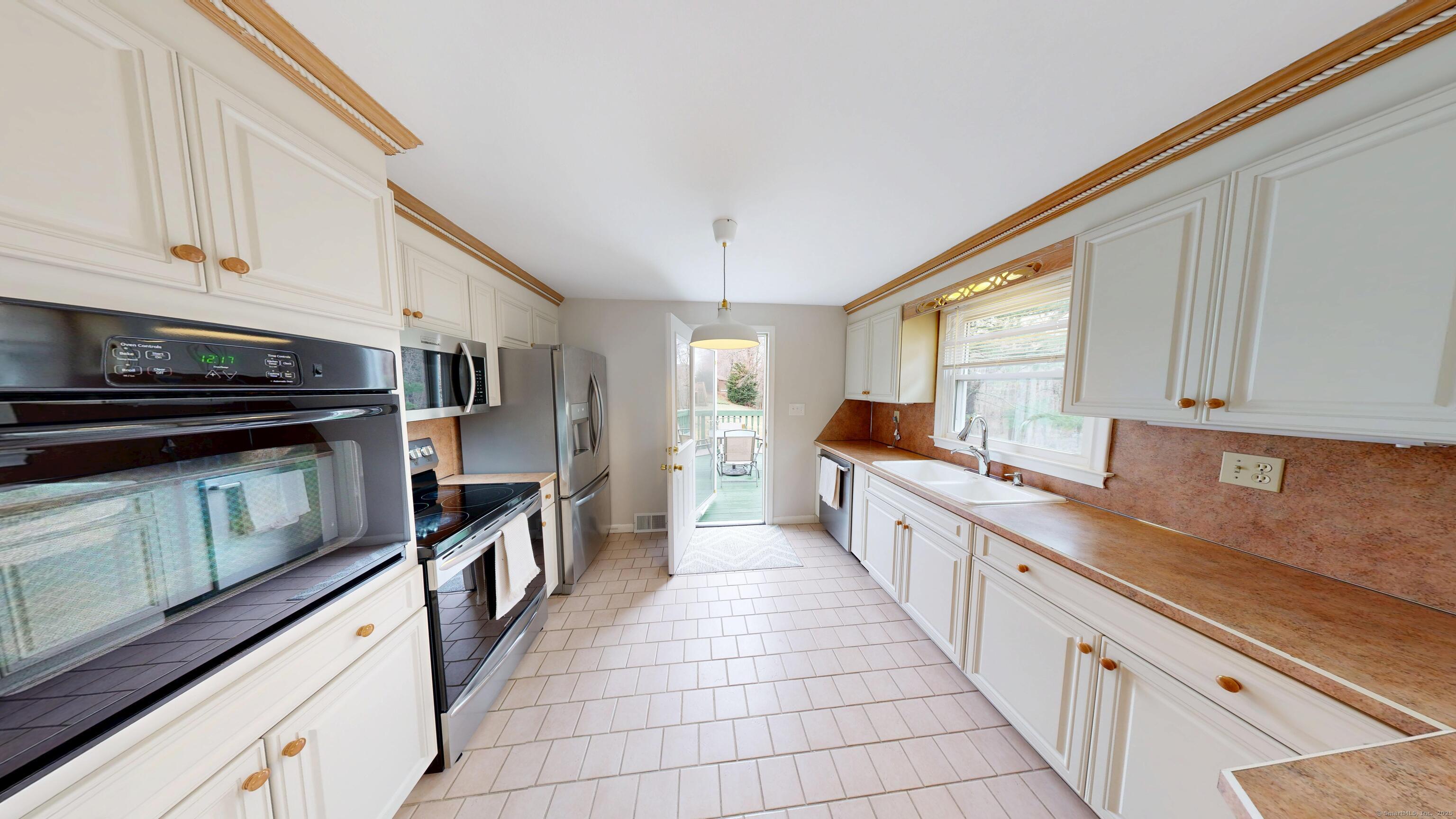 933 Farmington Drive, Cheshire, Connecticut image 10
