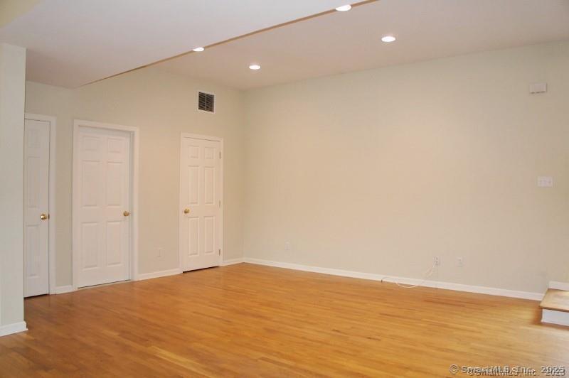 Rental Property at Oakwood Avenue 6, Norwalk, Connecticut - Bedrooms: 1 
Bathrooms: 1 
Rooms: 3  - $2,095 MO.