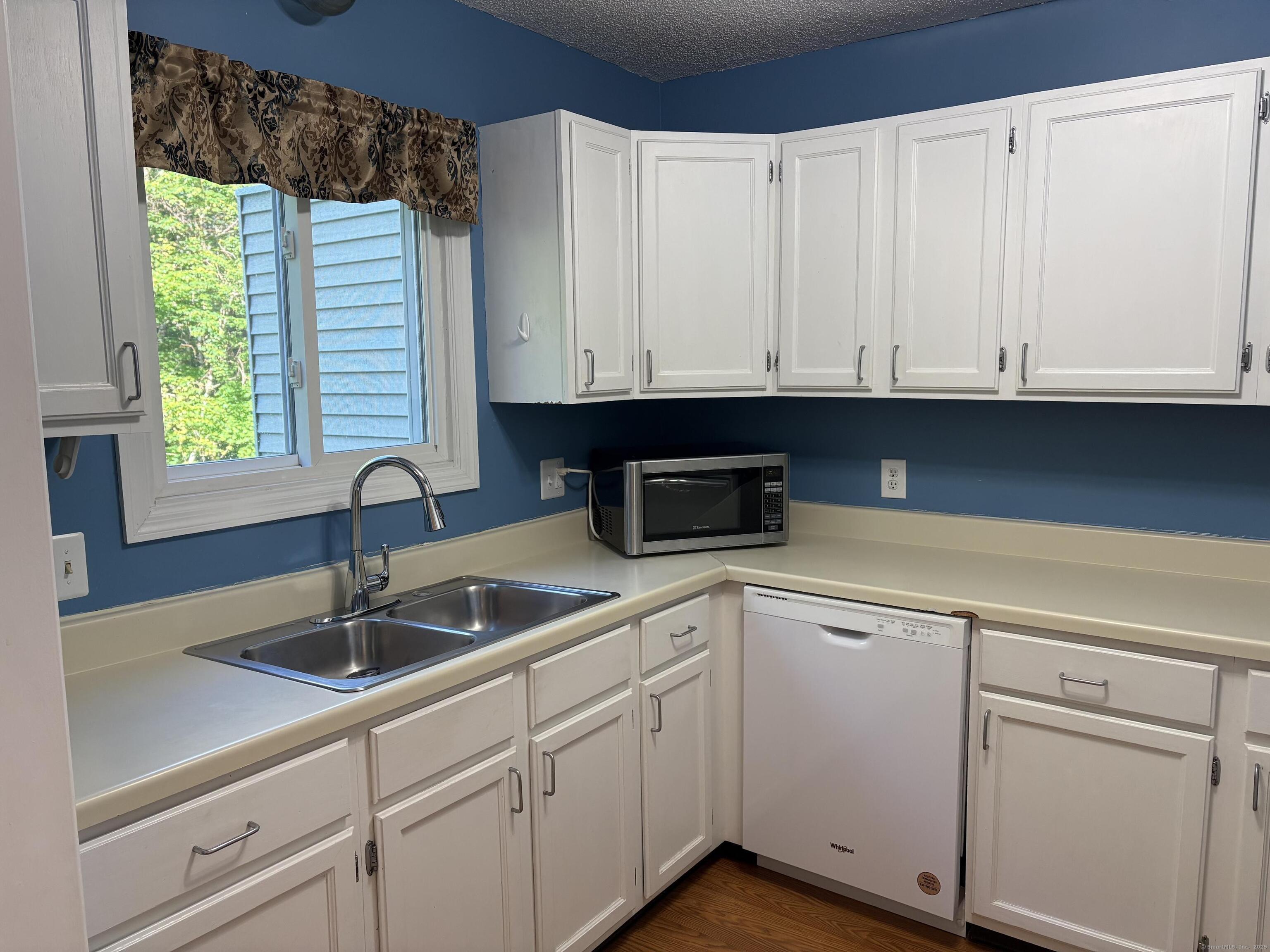 Colchester, Connecticut 06415, United States, 2 Bedrooms Bedrooms, ,2 BathroomsBathrooms,Residential,Pending,138337