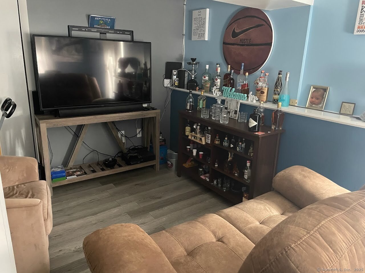 Waterbury, Connecticut 06710, United States, 3 Bedrooms Bedrooms, ,2 BathroomsBathrooms,Residential,Active,197538