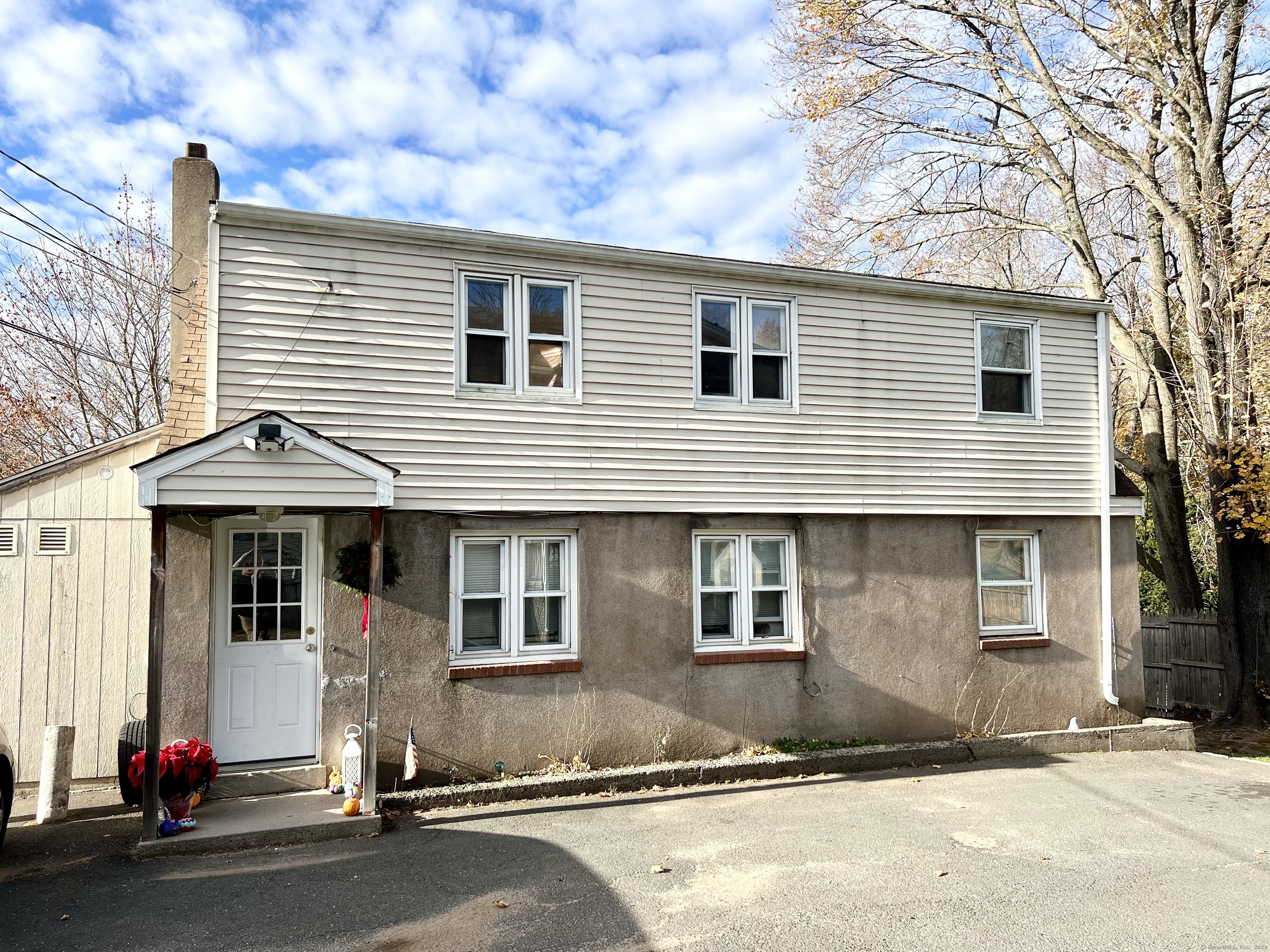 Rental Property at 565 E Main Street 6, Middletown, Connecticut - Bedrooms: 3 
Bathrooms: 1 
Rooms: 5  - $1,525 MO.