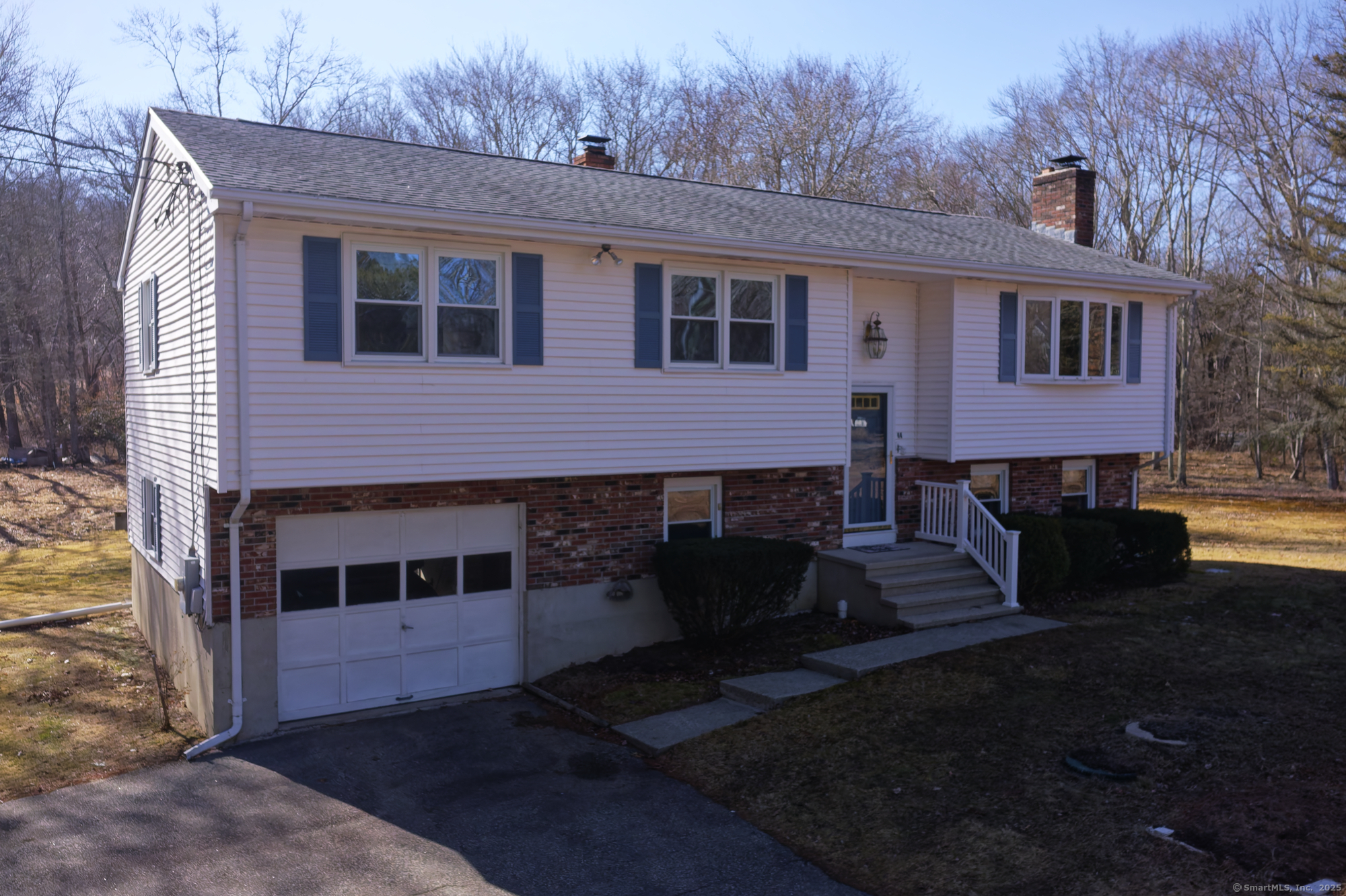 Walnut Hill Road, East Lyme, Connecticut - 3 Bedrooms  
2 Bathrooms  
7 Rooms - 