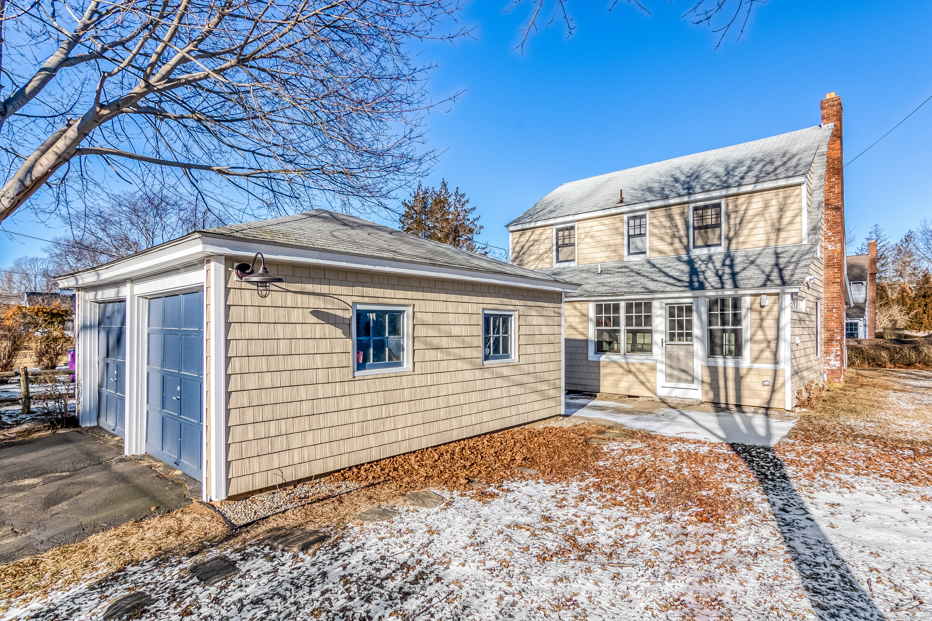 Overshores Drive, Madison, Connecticut - 4 Bedrooms  
2 Bathrooms  
7 Rooms - 
