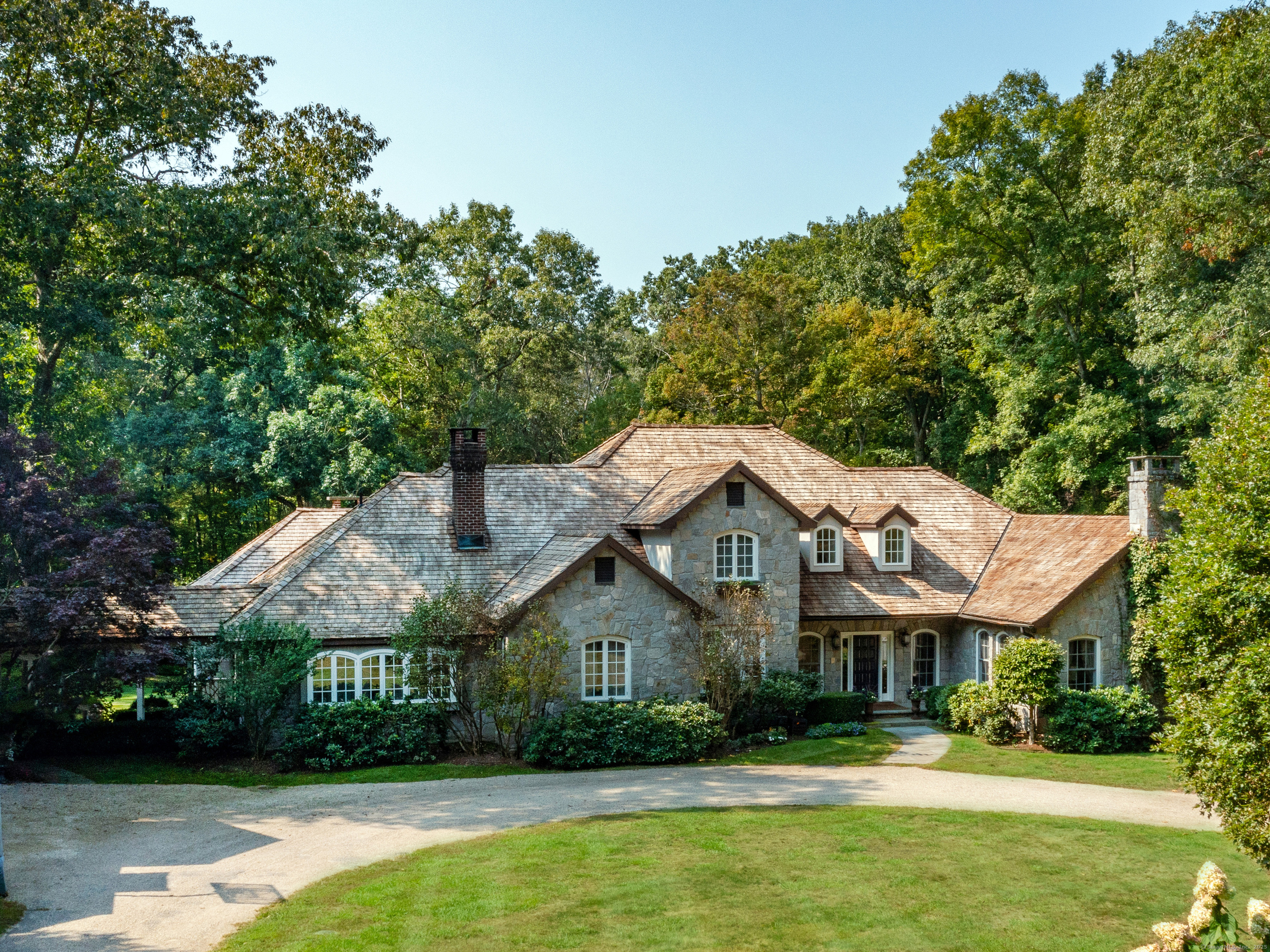 Sentry Hill Road, Roxbury, Connecticut - 5 Bedrooms  
6 Bathrooms  
10 Rooms - 