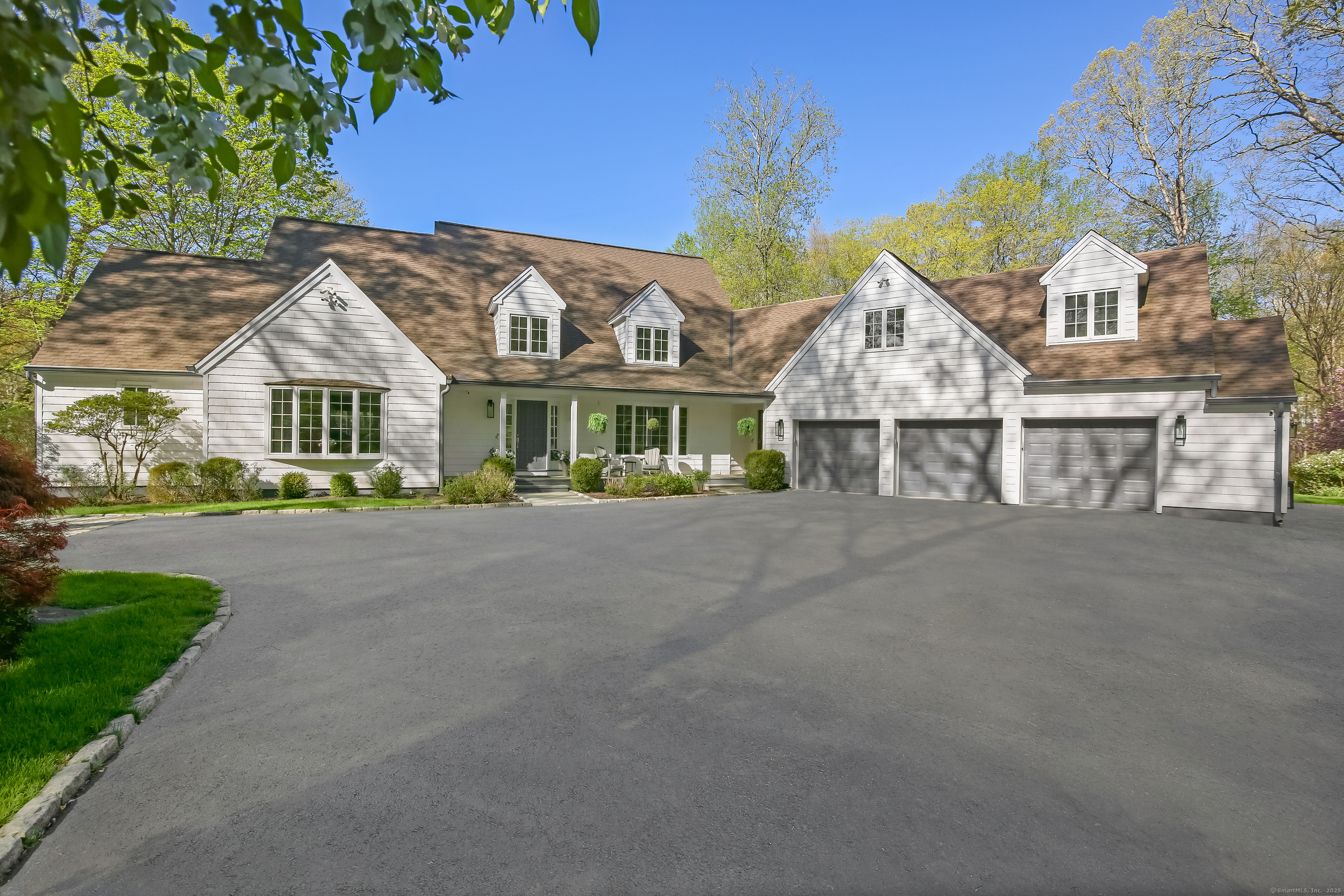 Frogtown Road, New Canaan, Connecticut - 5 Bedrooms  
6 Bathrooms  
9 Rooms - 