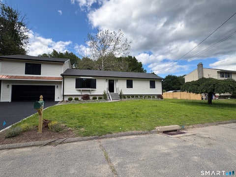 Homes For Sale - 33 Manor Drive<br/> Trumbull, CT 06611