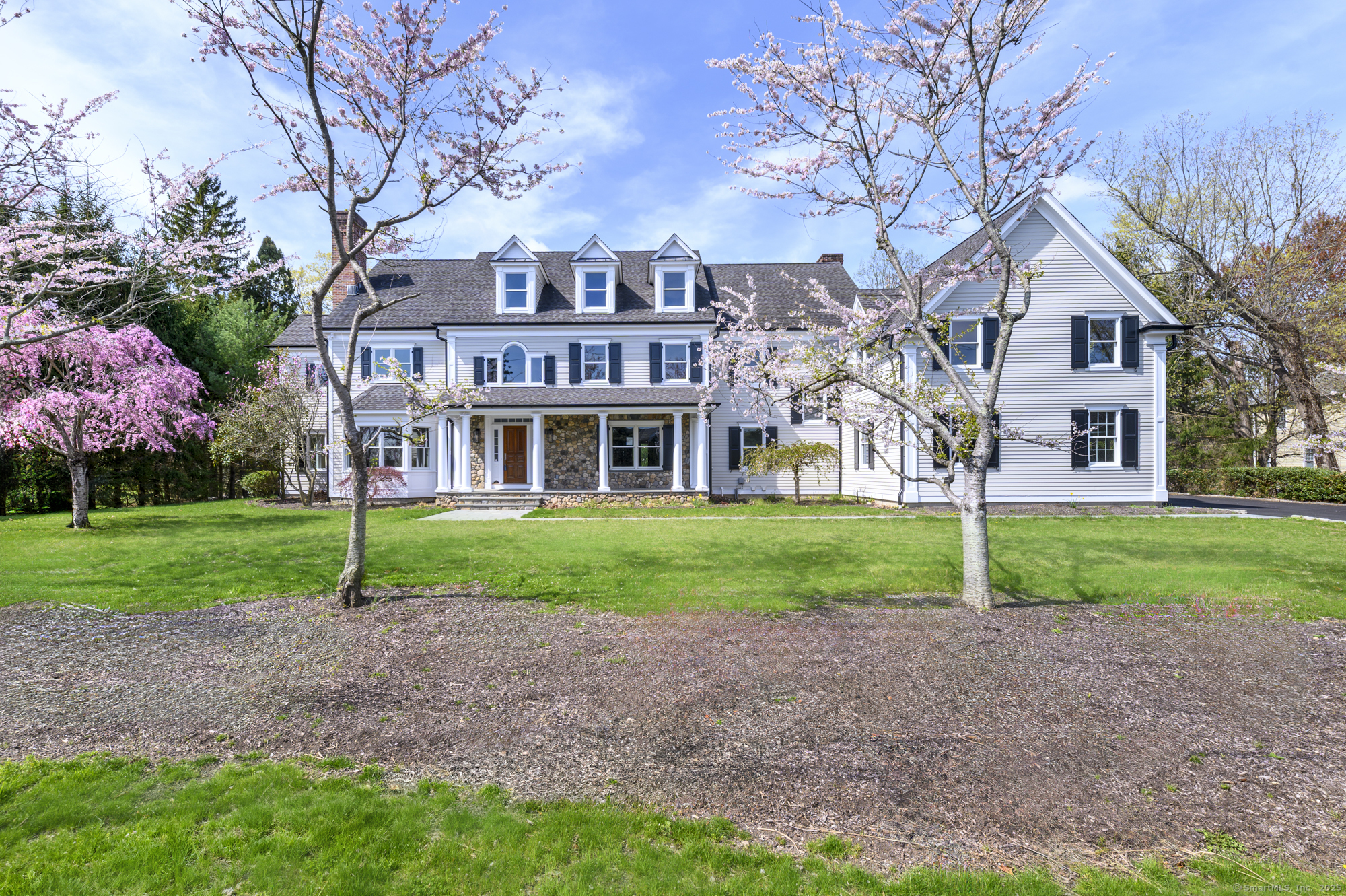Hoyclo Road, Stamford, Connecticut - 5 Bedrooms  
5.5 Bathrooms  
14 Rooms - 