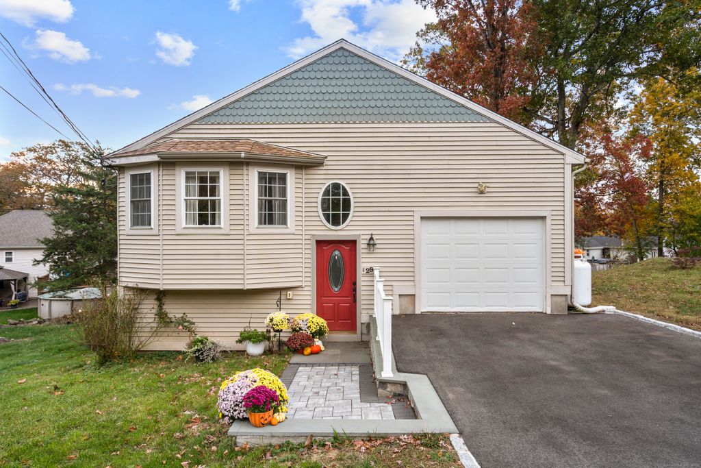 Photo of 29 Loyola Road, Meriden, CT 06451 (MLS # 24134587)