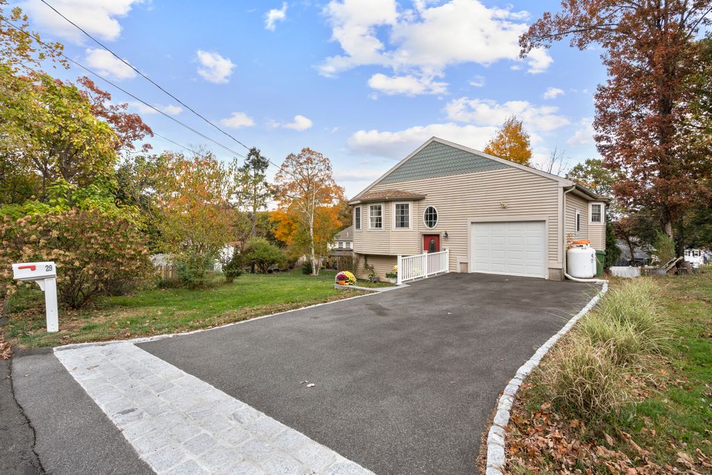 Photo of 29 Loyola Road, Meriden, CT 06451 (MLS # 24134587)