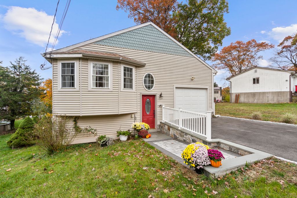 Photo of 29 Loyola Road, Meriden, CT 06451 (MLS # 24134587)