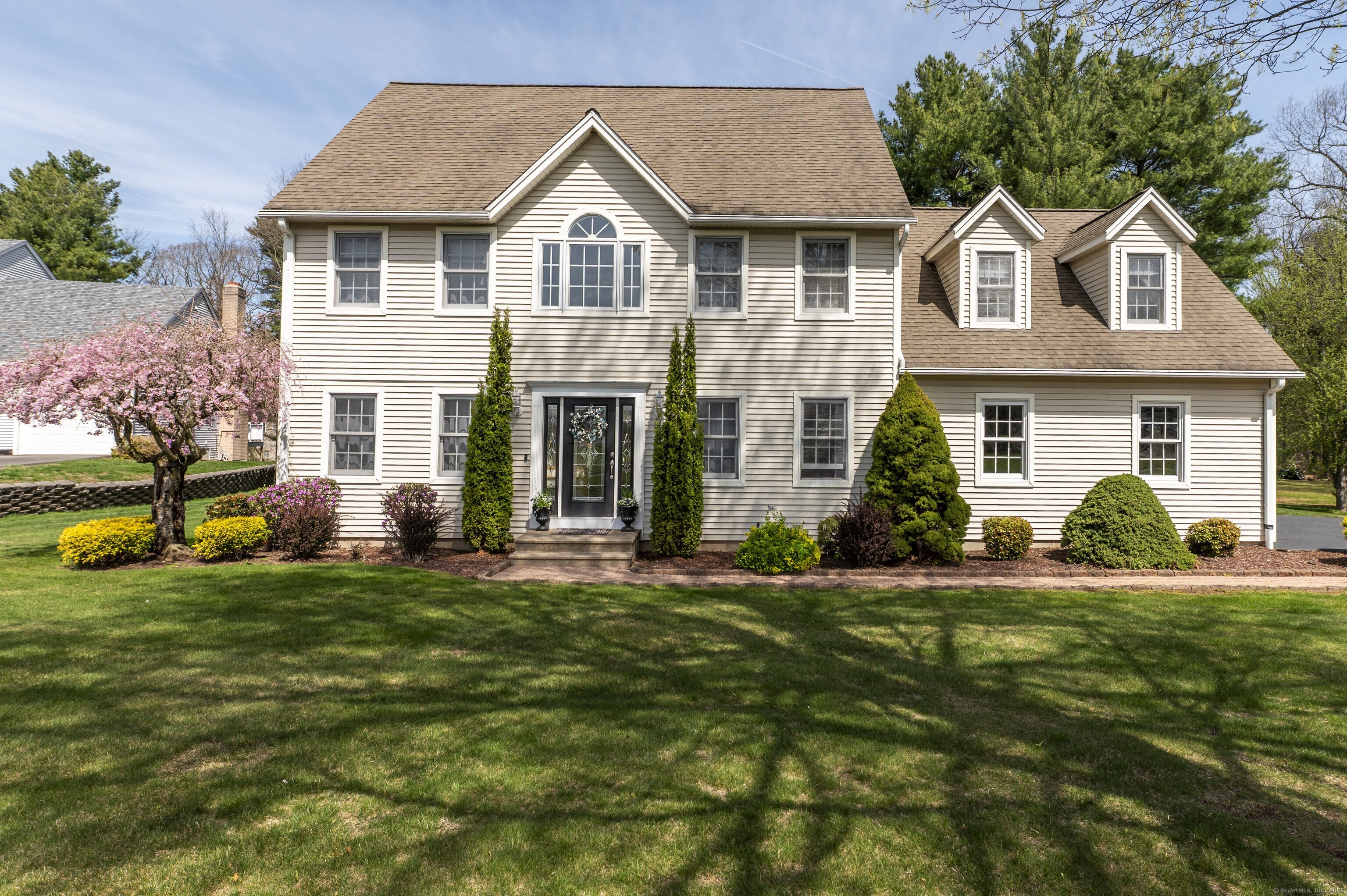 Kuhr Drive, Southington, Connecticut - 3 Bedrooms  
3.5 Bathrooms  
9 Rooms - 