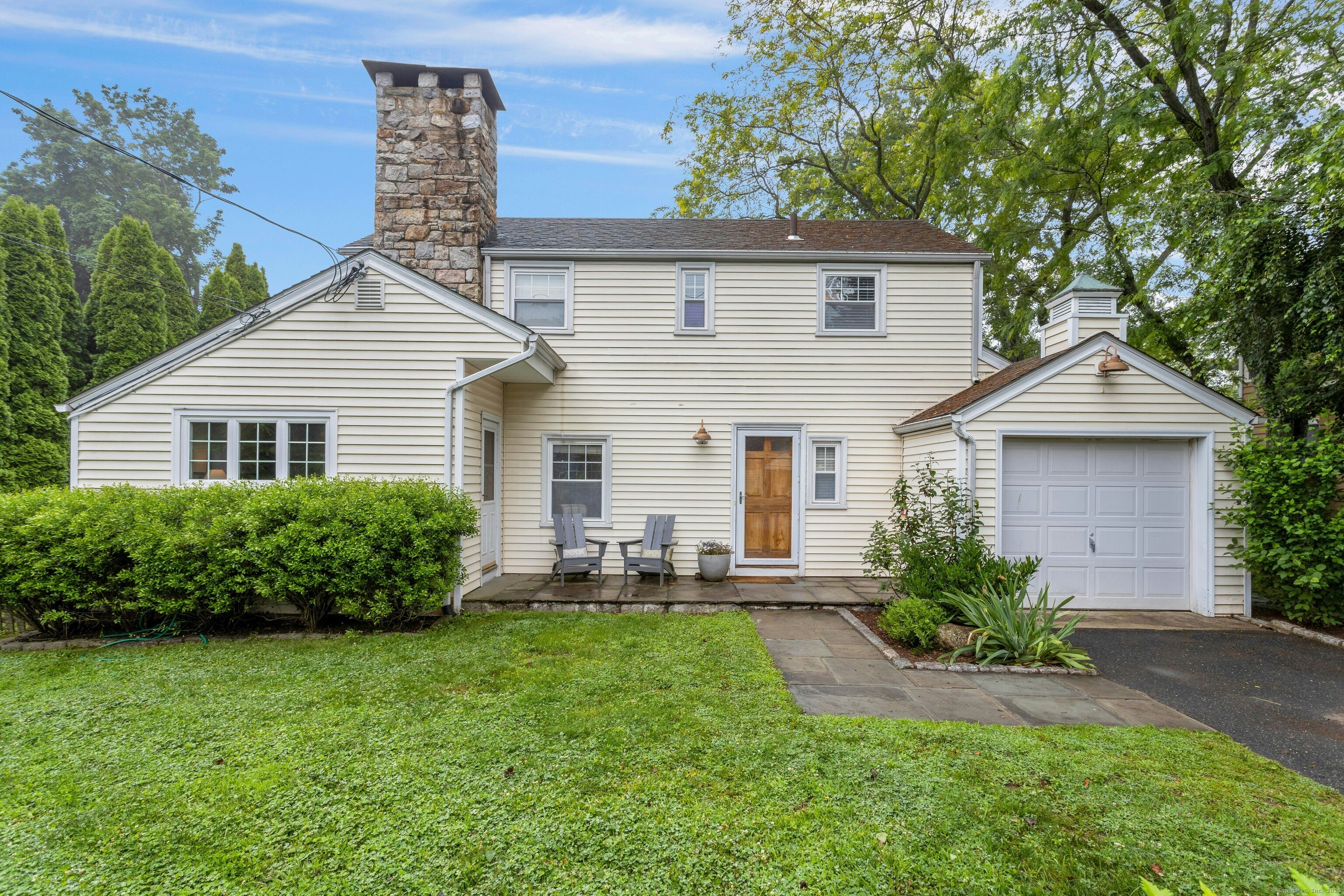 10 Garden City Road, Darien, Connecticut - 3 Bedrooms  
1.5 Bathrooms  
6 Rooms - 