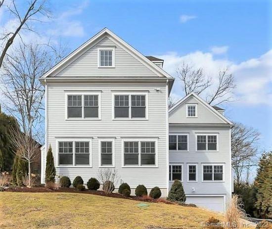 Oak Street, New Canaan, Connecticut - 4 Bedrooms  
4 Bathrooms  
9 Rooms - 