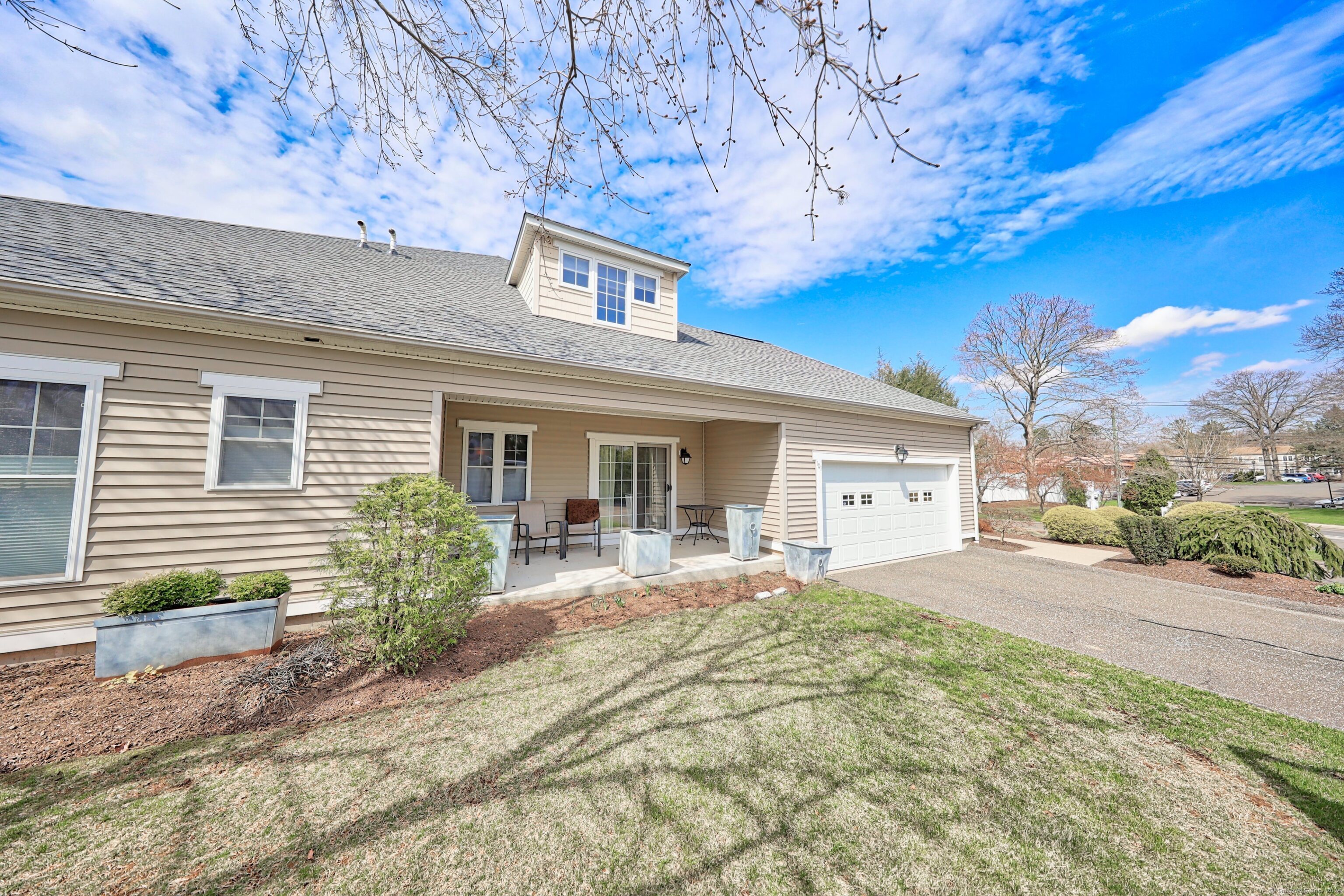 Ives Street 101, Hamden, Connecticut - 2 Bedrooms  
3 Bathrooms  
6 Rooms - 