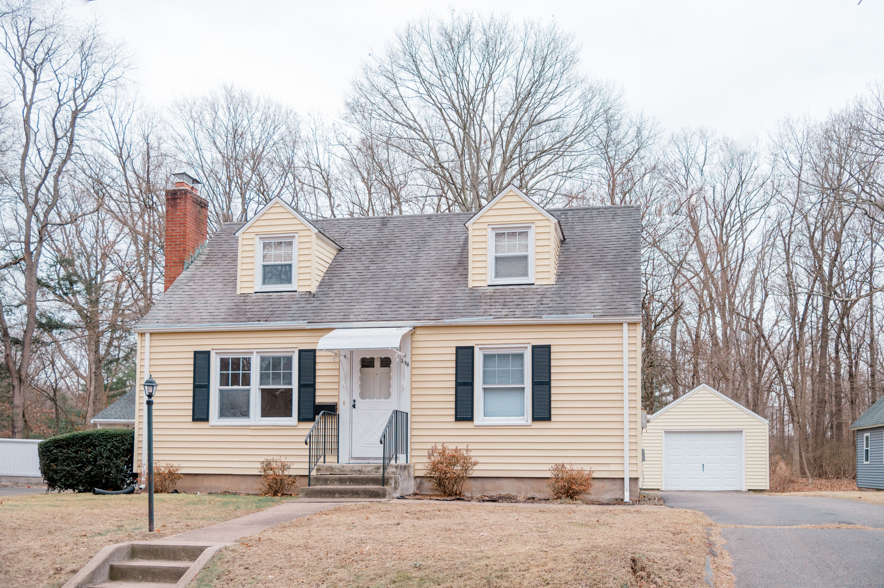 School Street, Manchester, Connecticut - 3 Bedrooms  
1 Bathrooms  
6 Rooms - 