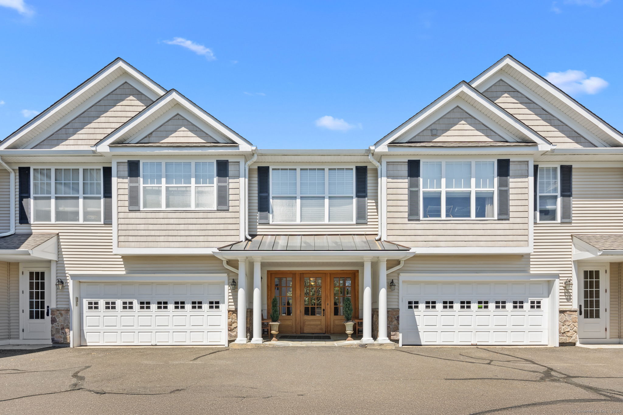 Joal Court, Newtown, Connecticut - 2 Bedrooms  
3 Bathrooms  
5 Rooms - 