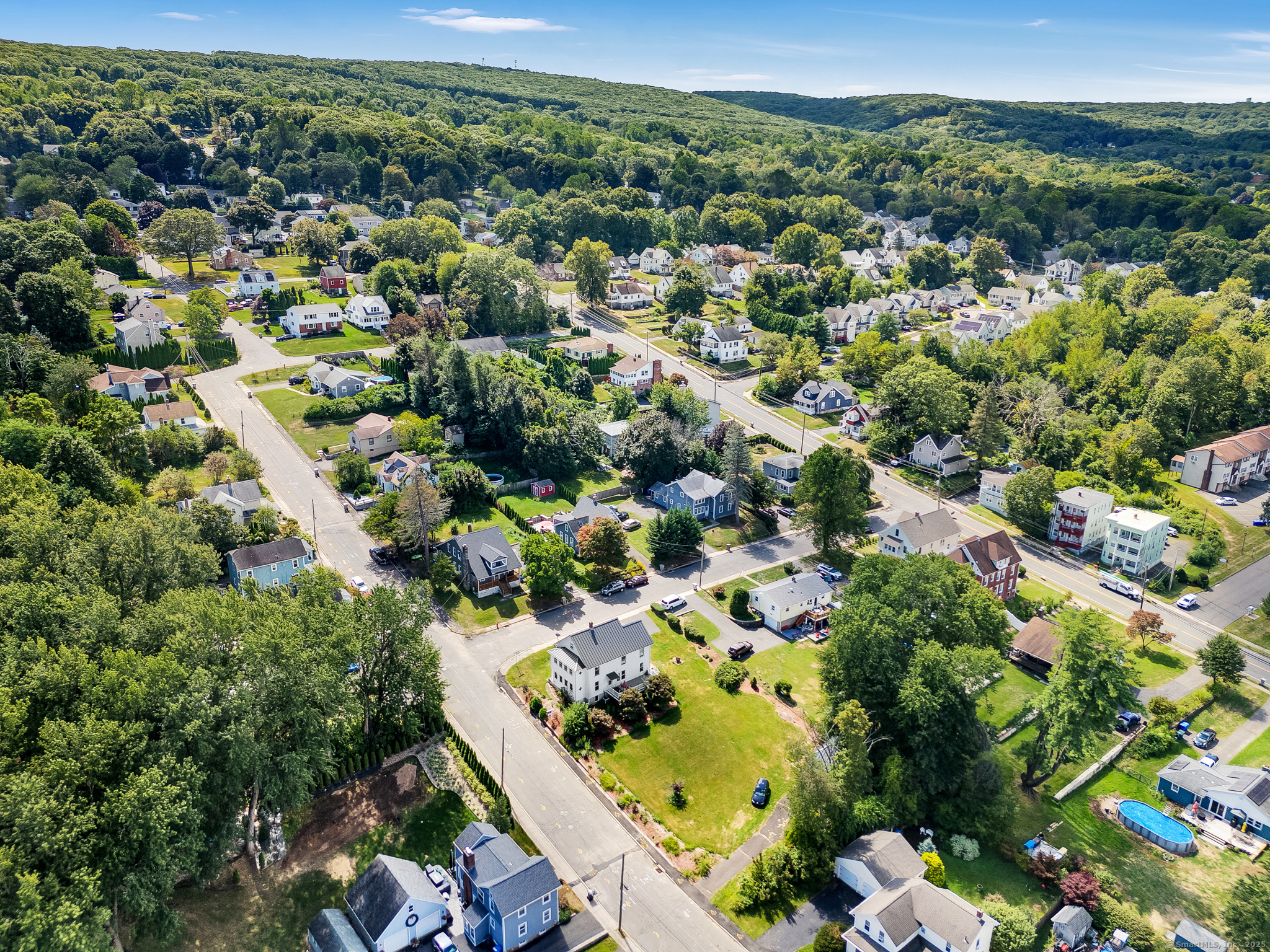 Bristol, Connecticut 06010, United States, 4 Bedrooms Bedrooms, ,2 BathroomsBathrooms,Residential,Pending,201737
