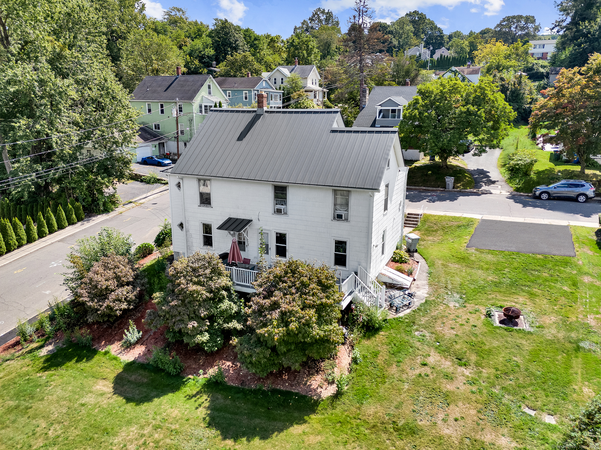 Bristol, Connecticut 06010, United States, 4 Bedrooms Bedrooms, ,2 BathroomsBathrooms,Residential,Pending,201737