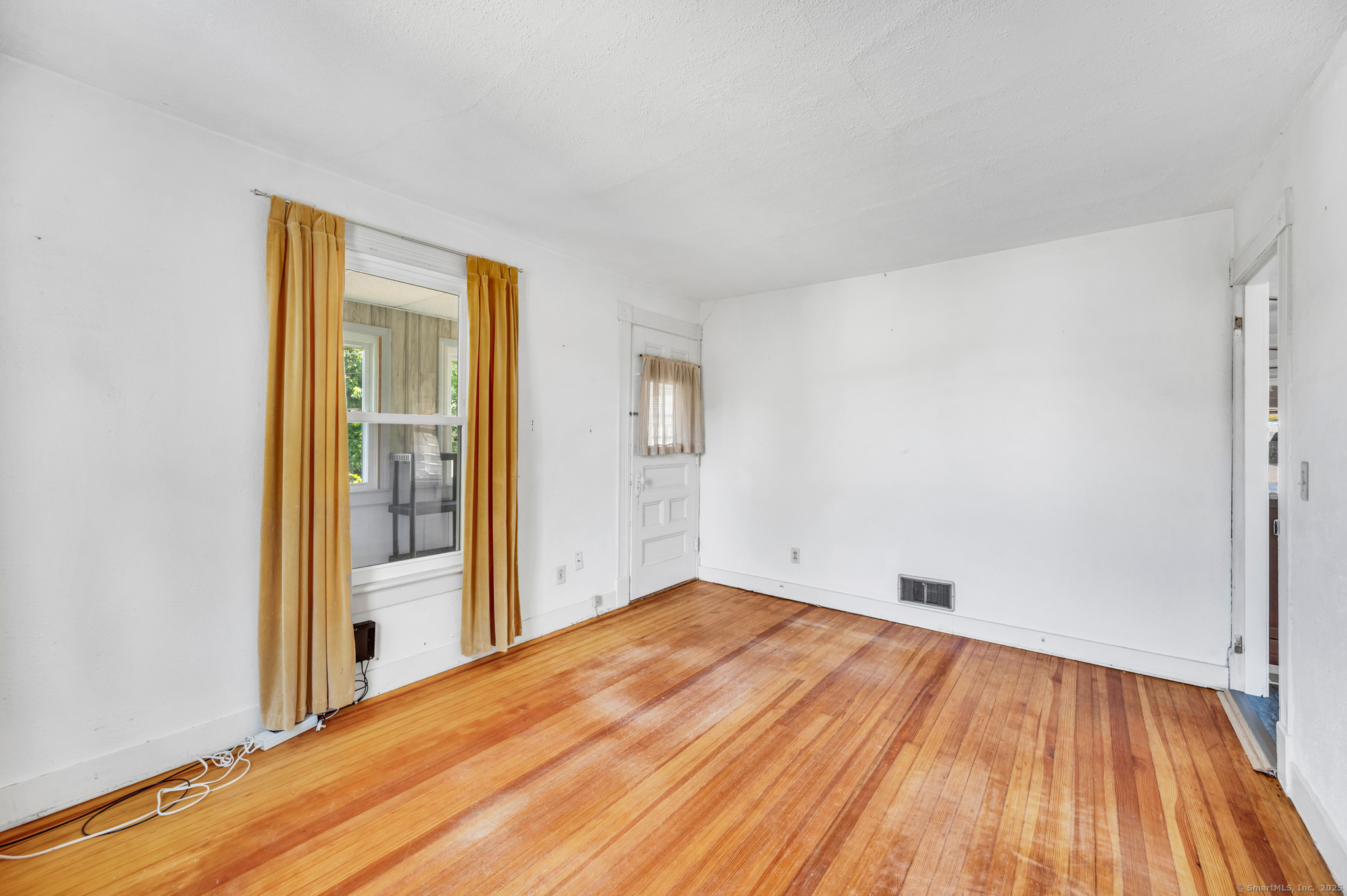 Bristol, Connecticut 06010, United States, 4 Bedrooms Bedrooms, ,2 BathroomsBathrooms,Residential,Pending,201737