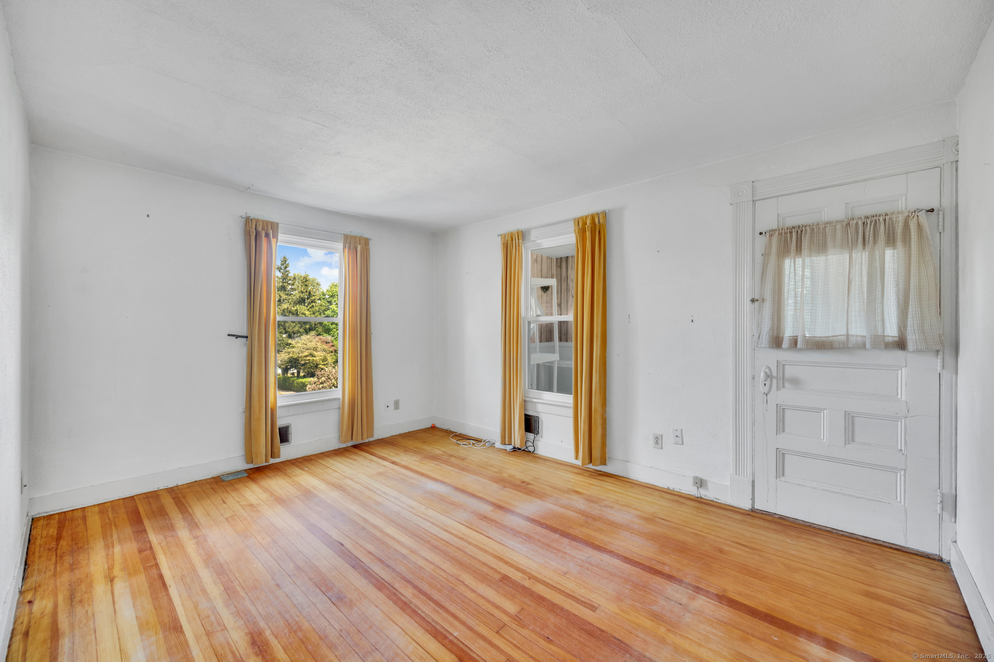 Bristol, Connecticut 06010, United States, 4 Bedrooms Bedrooms, ,2 BathroomsBathrooms,Residential,Pending,201737