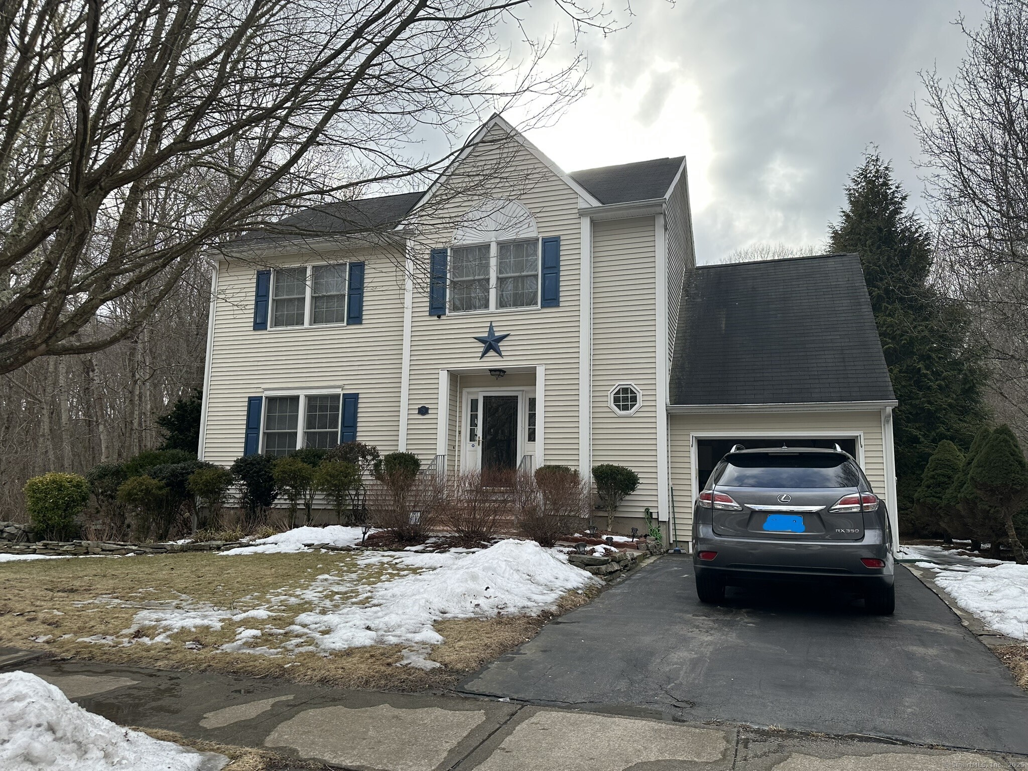 Heather Glen Lane, Groton, Connecticut - 3 Bedrooms  
3 Bathrooms  
6 Rooms - 