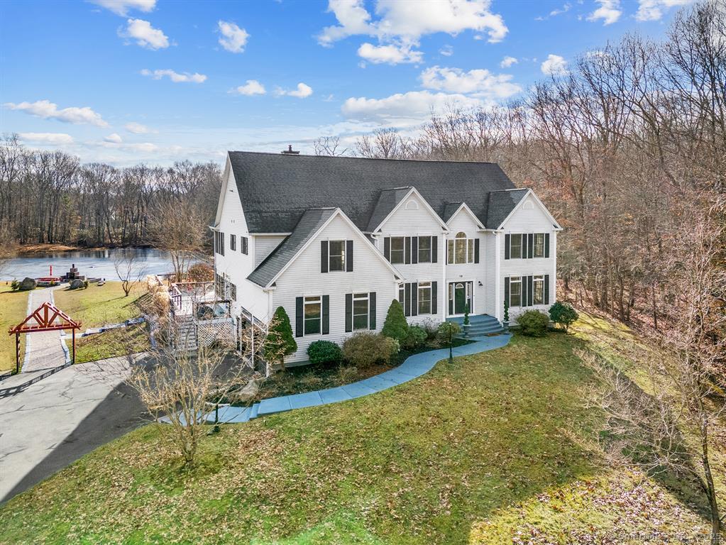 Cedarbrook Lane, East Lyme, Connecticut - 5 Bedrooms  
6 Bathrooms  
10 Rooms - 