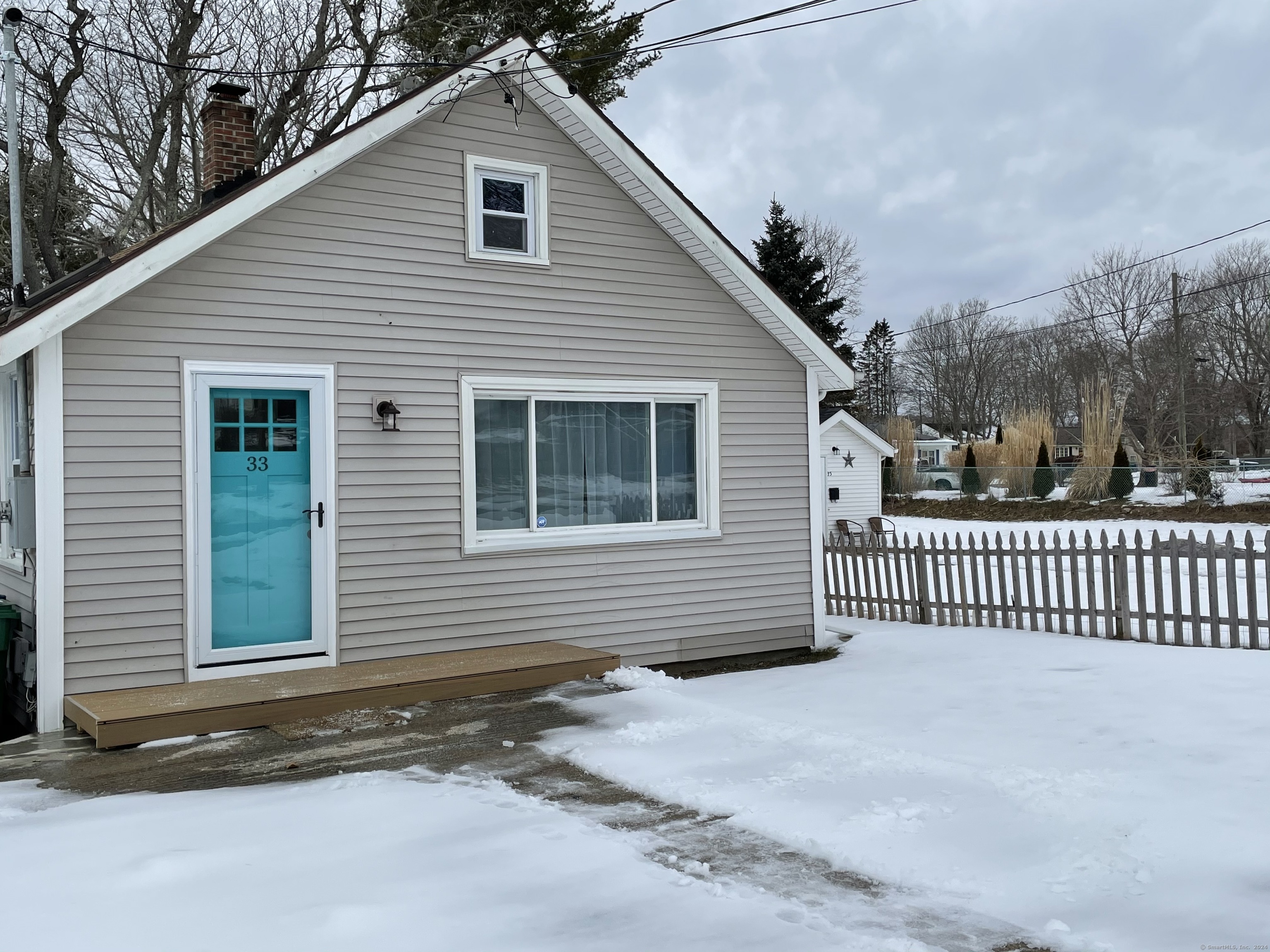 Rental Property at 33 Vivian Street, Waterford, Connecticut - Bedrooms: 2 
Bathrooms: 1 
Rooms: 5  - $2,100 MO.