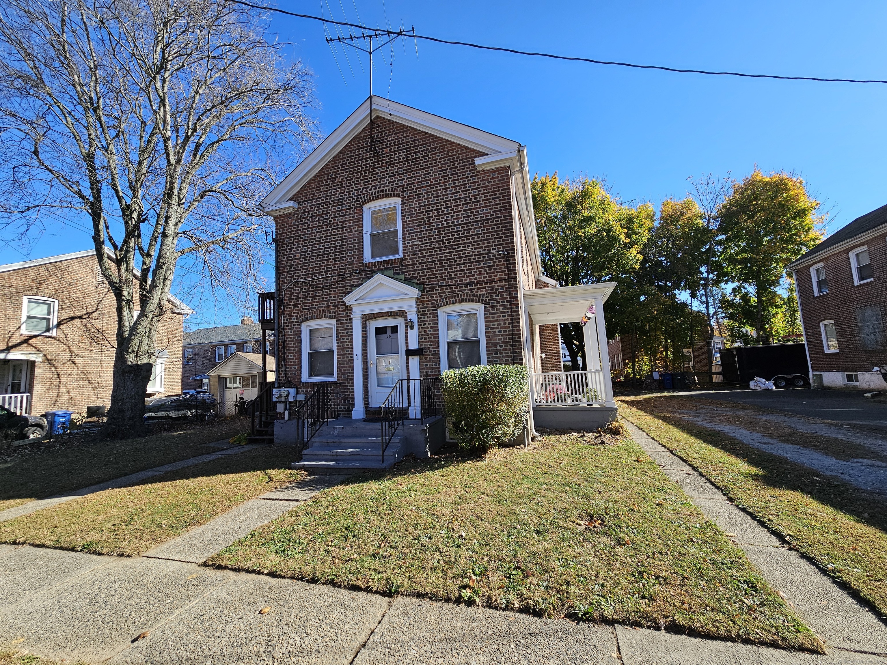 3640 Carver Street 2, Bridgeport, Connecticut - 2 Bedrooms  
1 Bathrooms  
5 Rooms - 