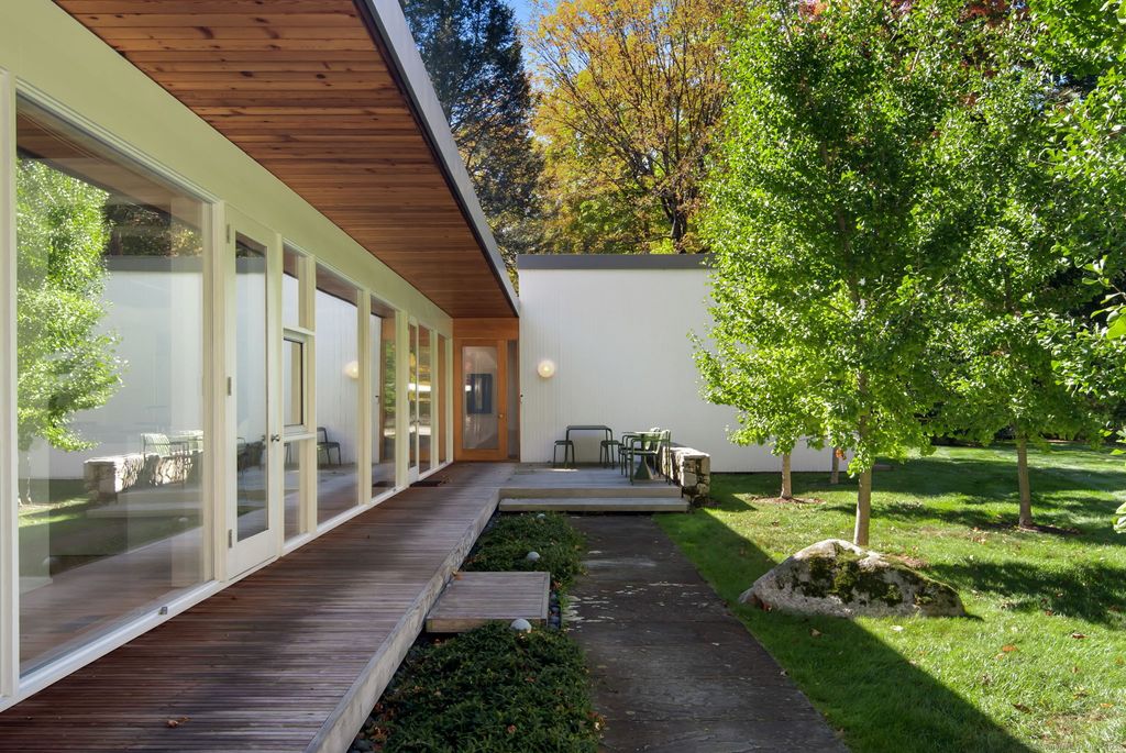 Photo of 431 Valley Road, New Canaan, CT 06840 (MLS # 24133608)