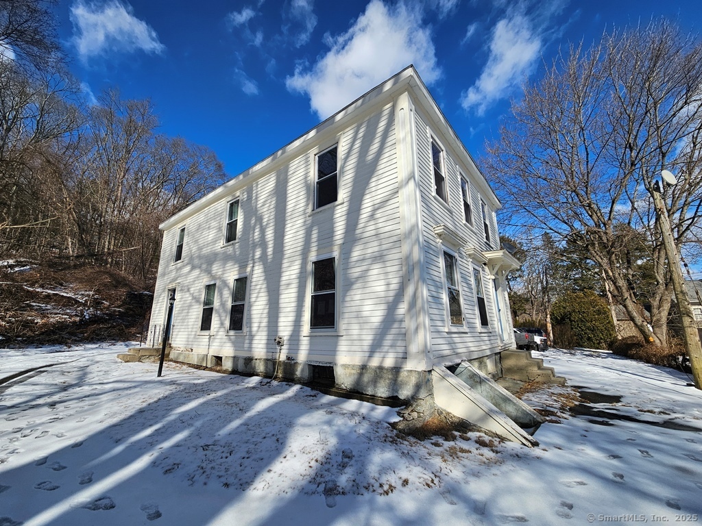 Mediterranean Lane, Norwich, Connecticut - 3 Bedrooms  
2 Bathrooms  
8 Rooms - 