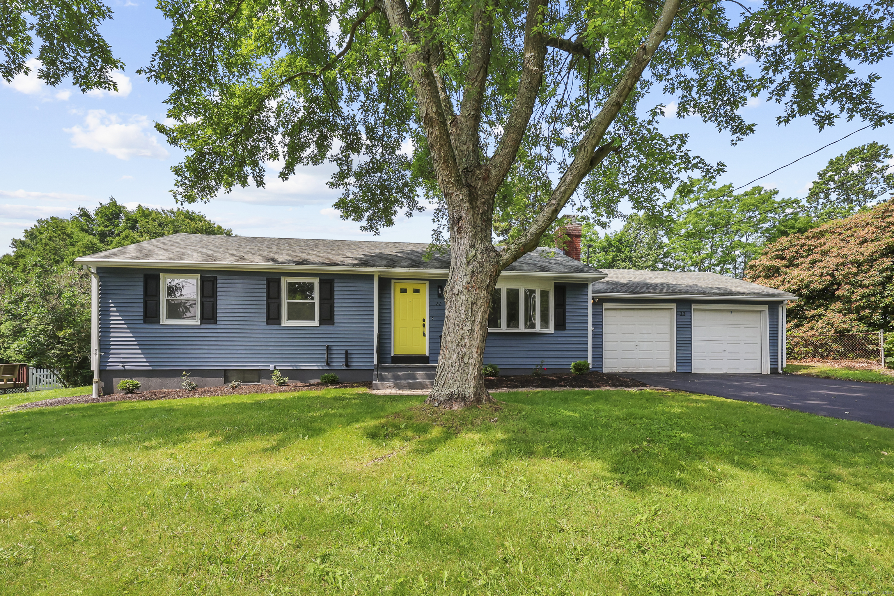 Allerton Road, Naugatuck, Connecticut - 3 Bedrooms  
2 Bathrooms  
6 Rooms - 
